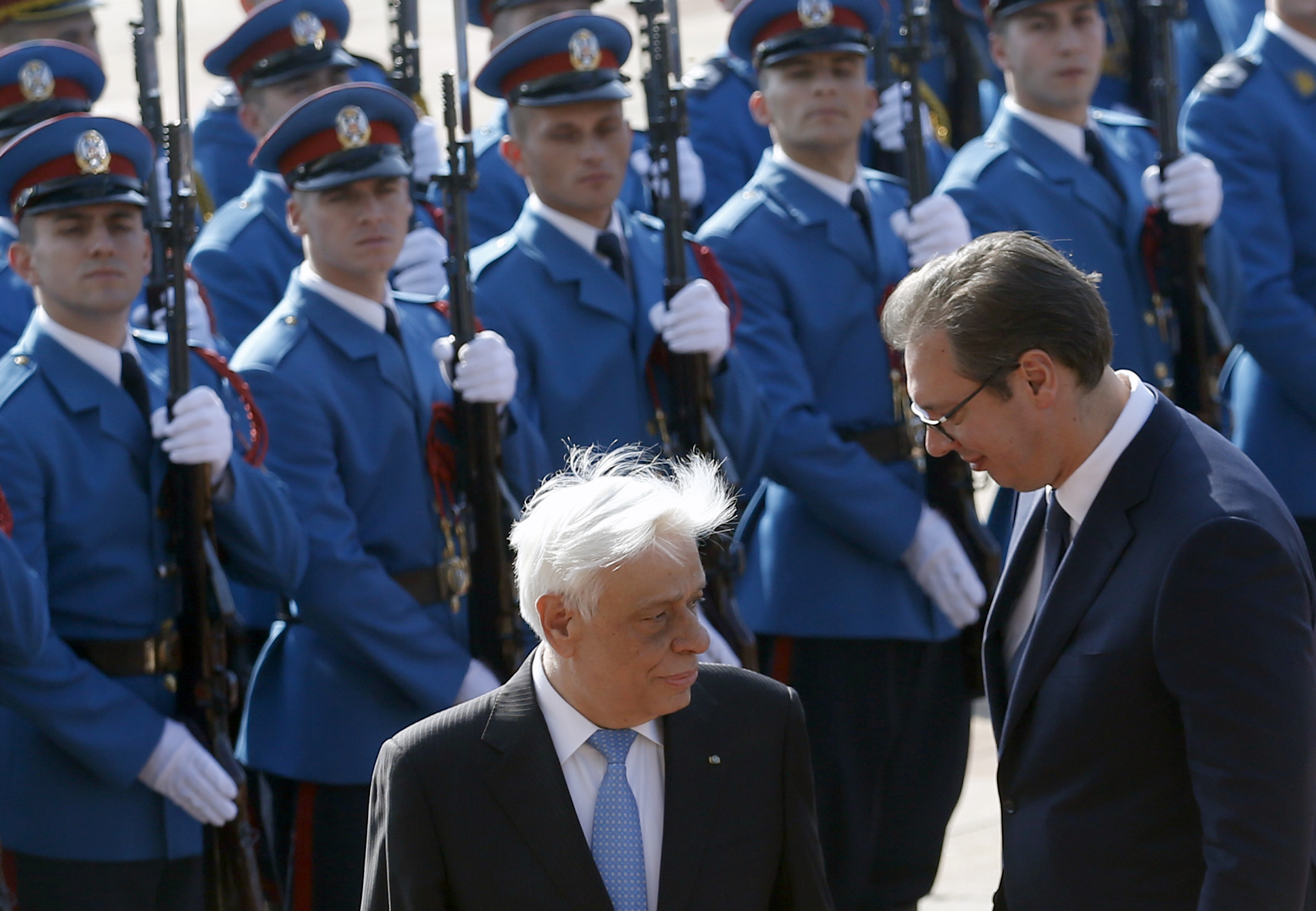 Пред гръцкия президент Прокопис Павлопулос (вляво) Вучич заяви, че ЕС е разрушил европейското право, признавайки Косово