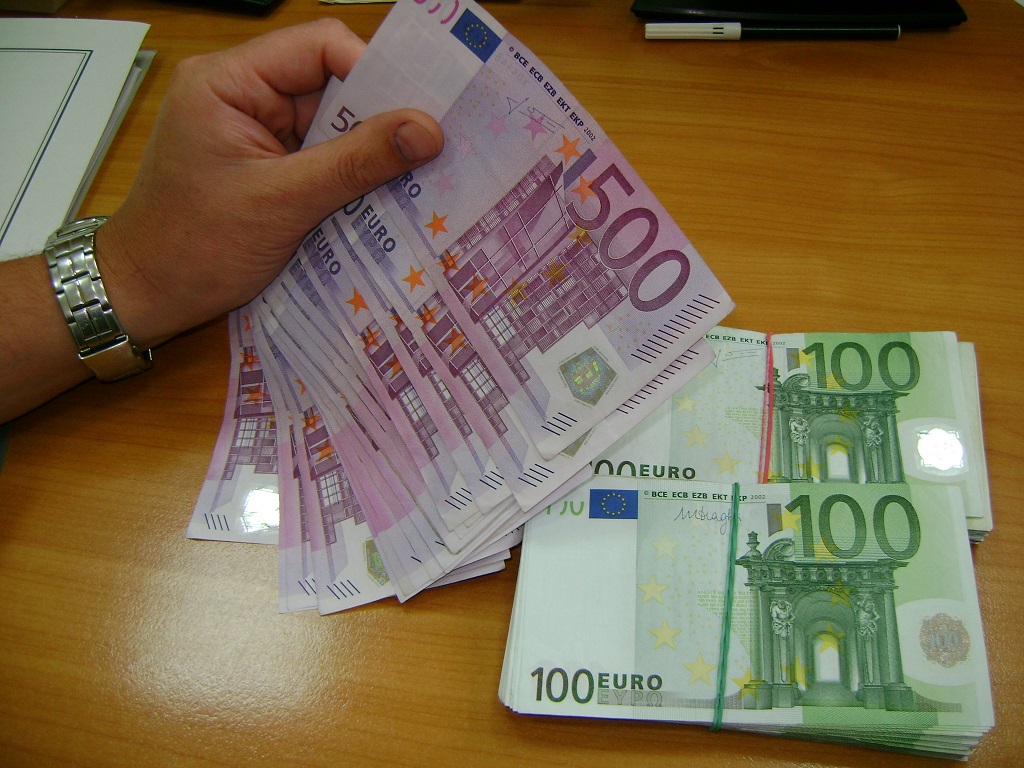 Откриха 26 000 евро в сутиена и чантата на сръбкиня