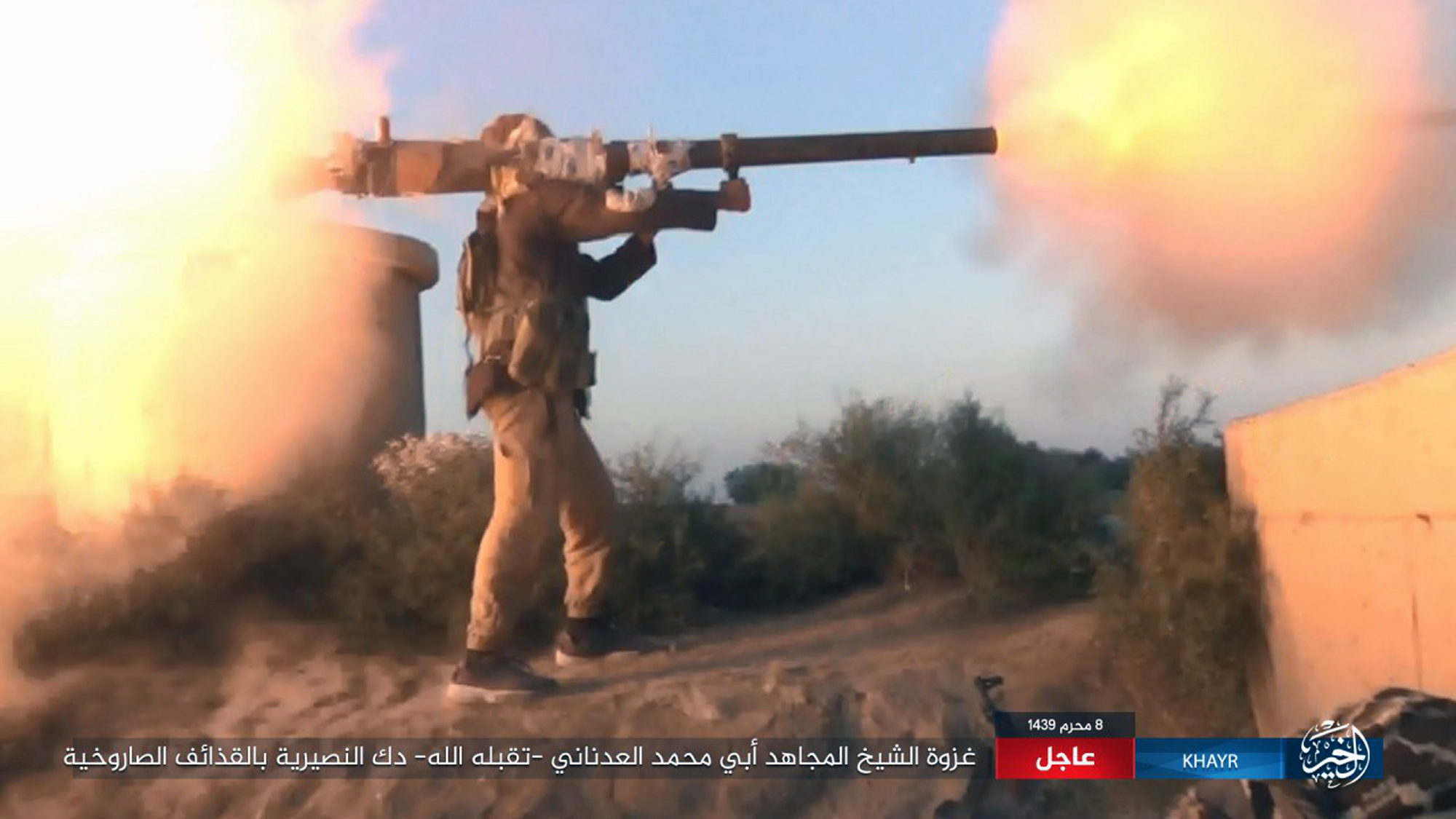 Боец на Ислямска държава стреля по позиции на правителствените войски в района на Дейр аз Зур