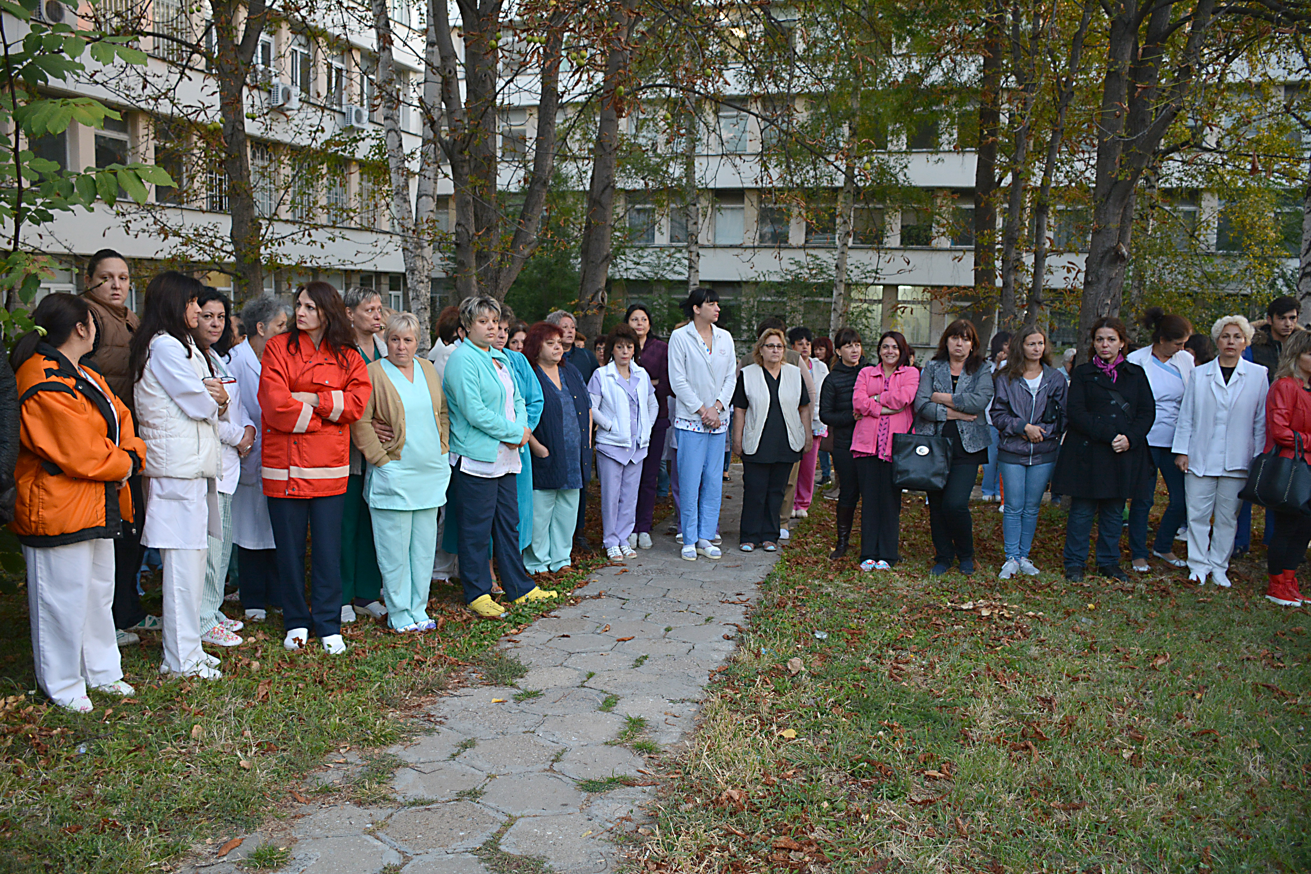 Пореден протест на медици, персонал в болницата във Враца. Врачани подкрепиха протеста