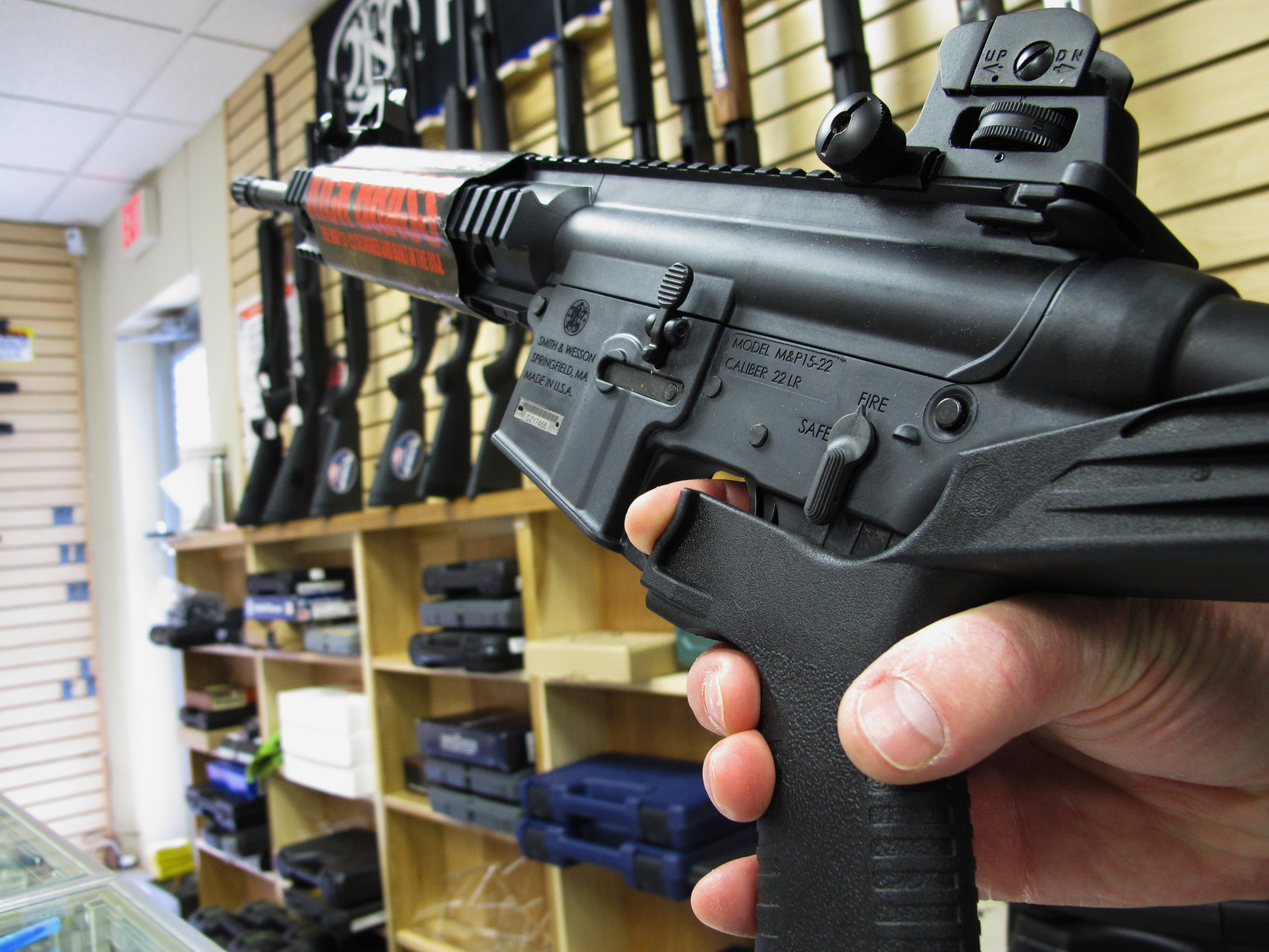 В оръжеен магазин показват оръжие, като това, което масовият убиец е използвал при стрелбата по тълпата в Лас Вегас