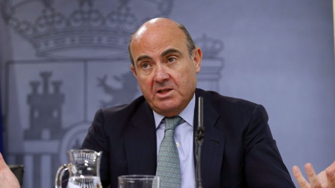 Испанският икономически министър заяви, че клиентите на банките в Каталуния няма от какво да се страхуват