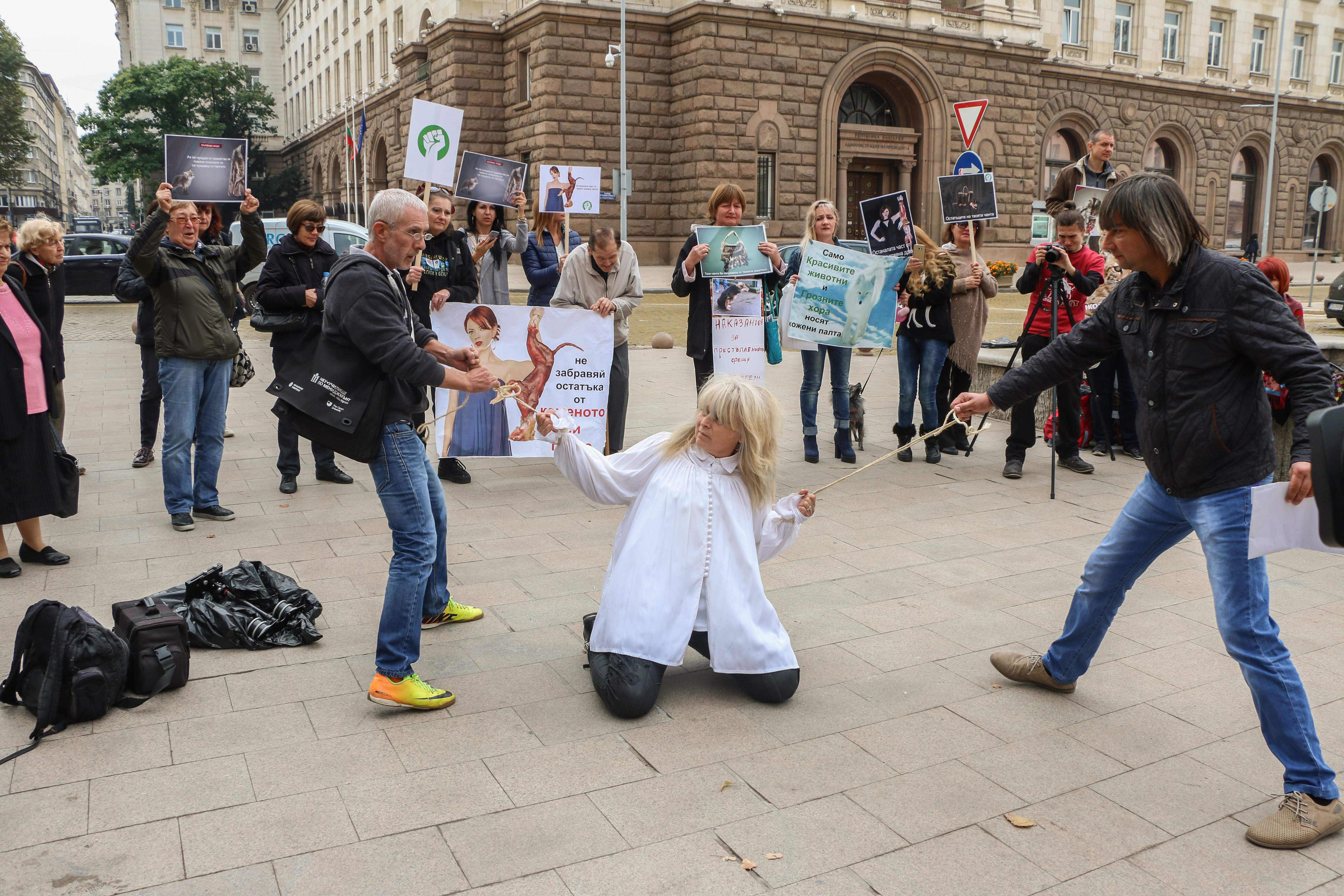 Протест пред  Министерски съвет заради фермите за норки