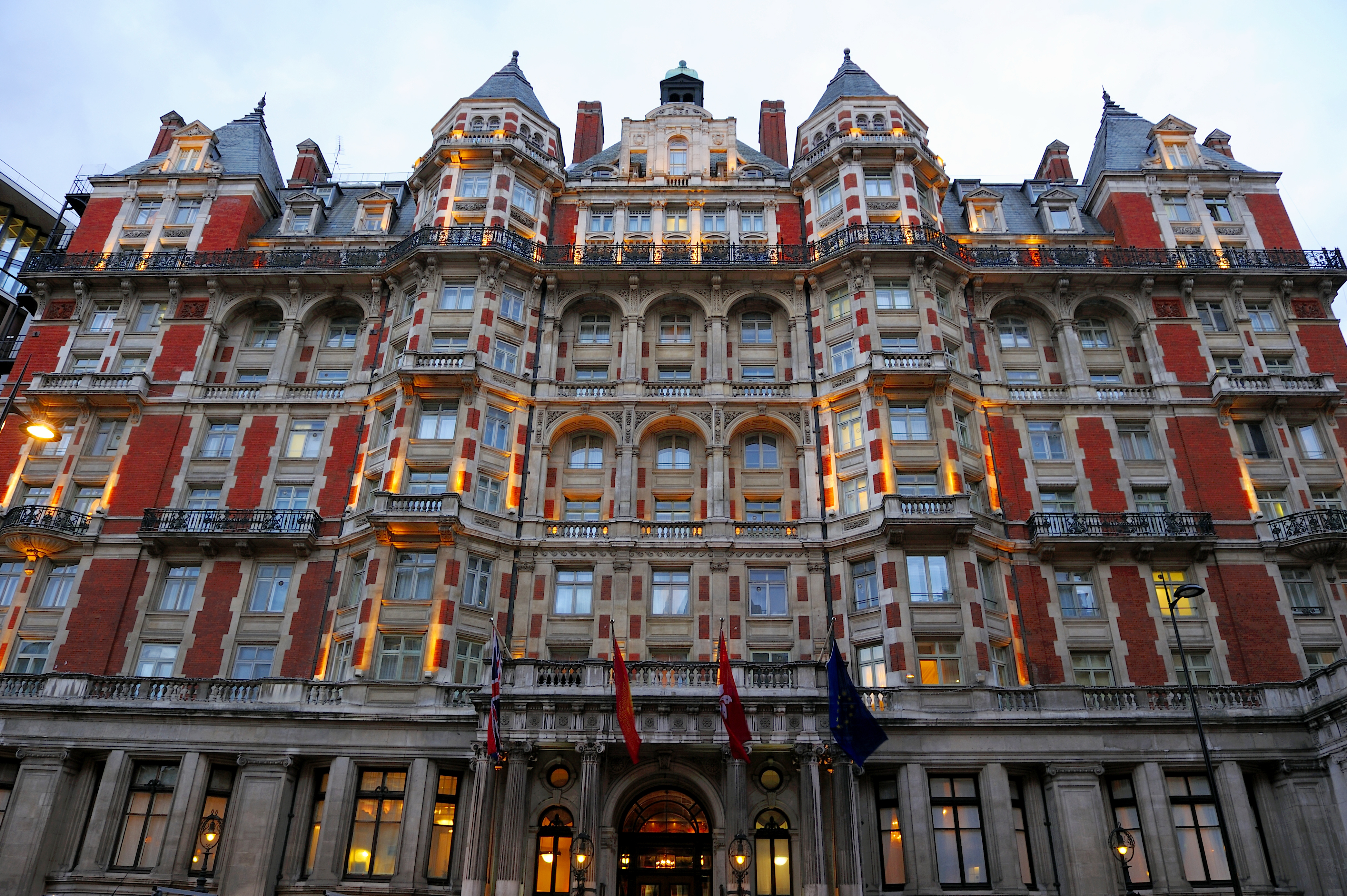 ”Мандарин Ориентал Хотел”, разположен срещу Хайд парк, е един от най-луксозните и скъпи хотели в Лондон