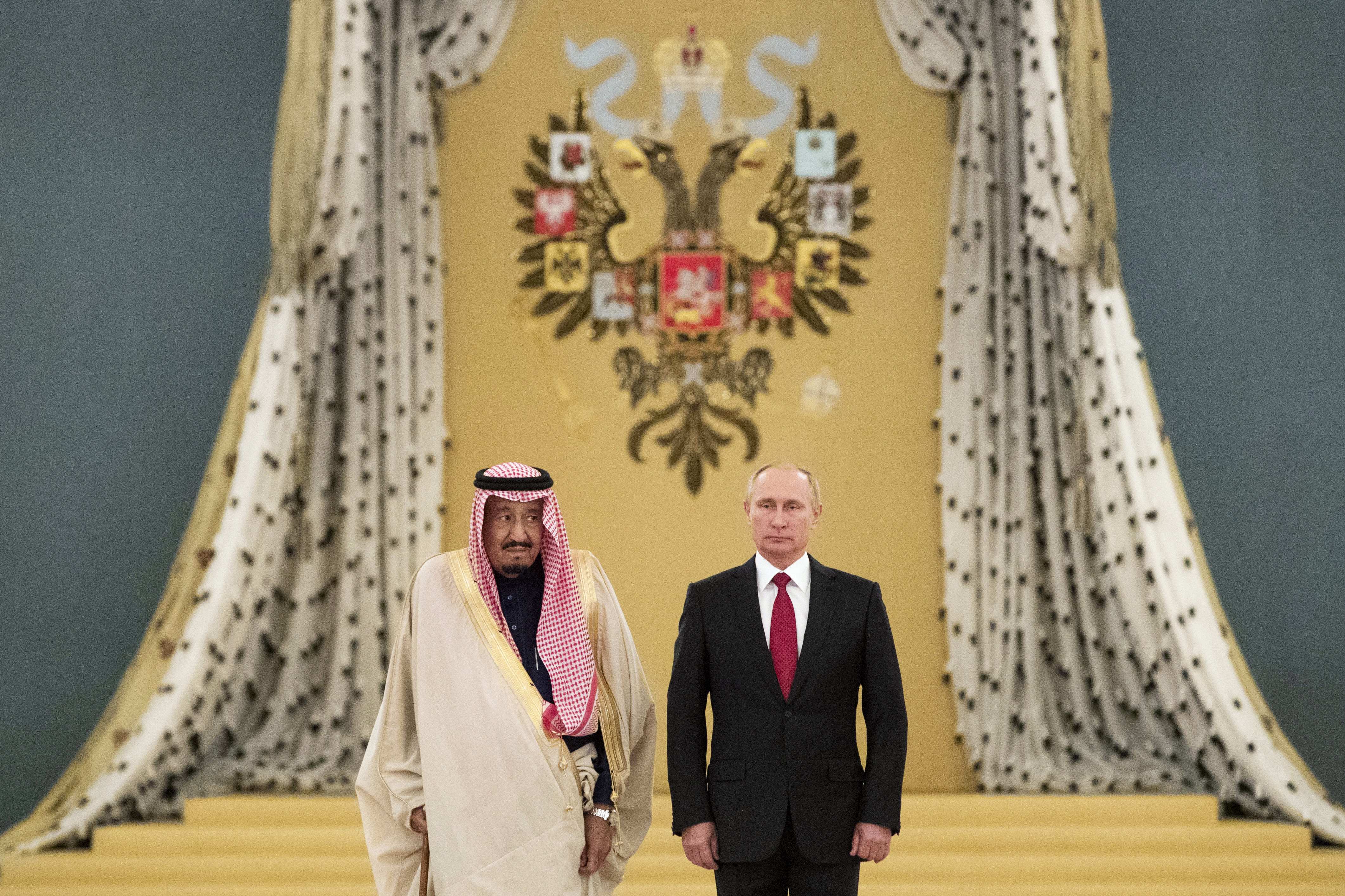 Руският президент Владимир Путин и саудитският крал Салман преди официалната среща в Кремъл