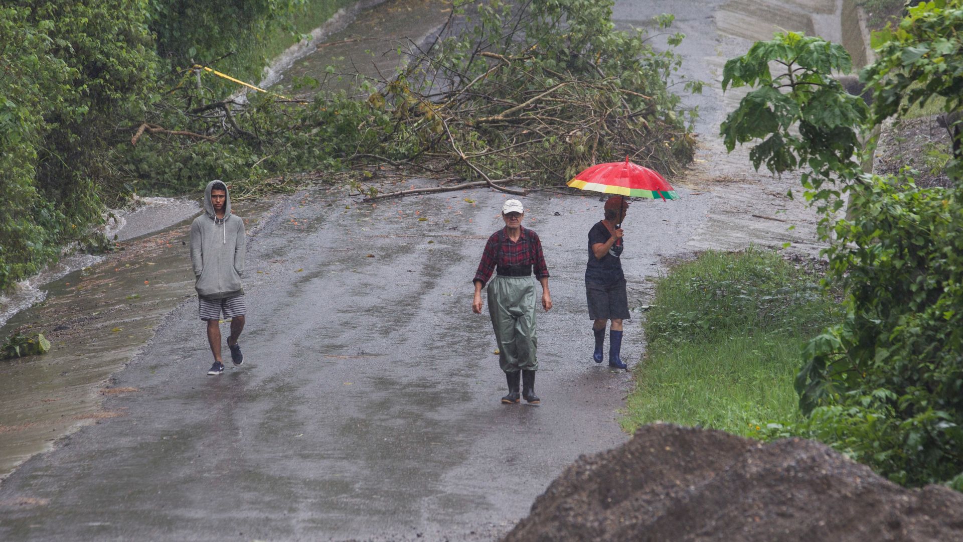 Властите съобщиха за първа жертва на тропическата буря Имелда, която