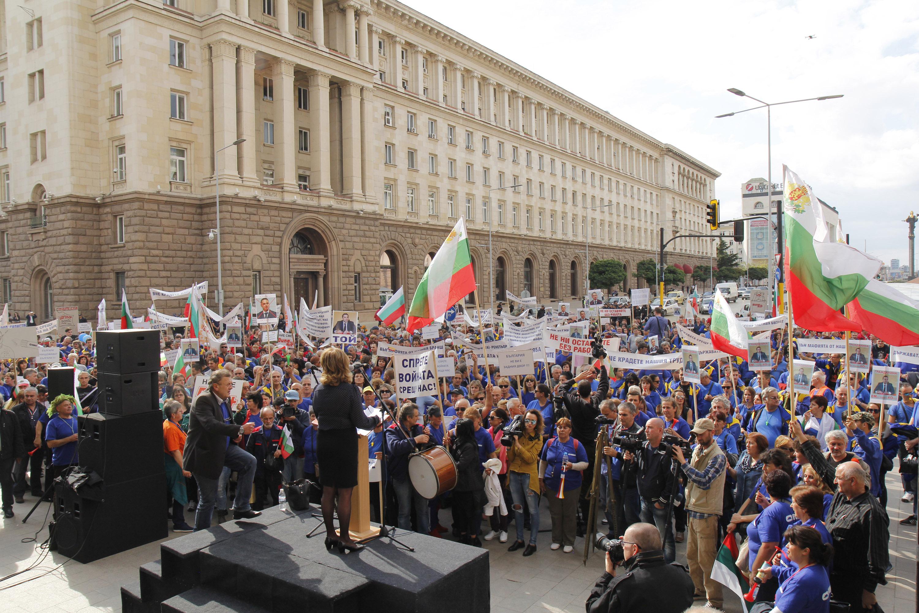 Работници от ”Емко” и ”Дунарит” ротестират пред Министерски съвет