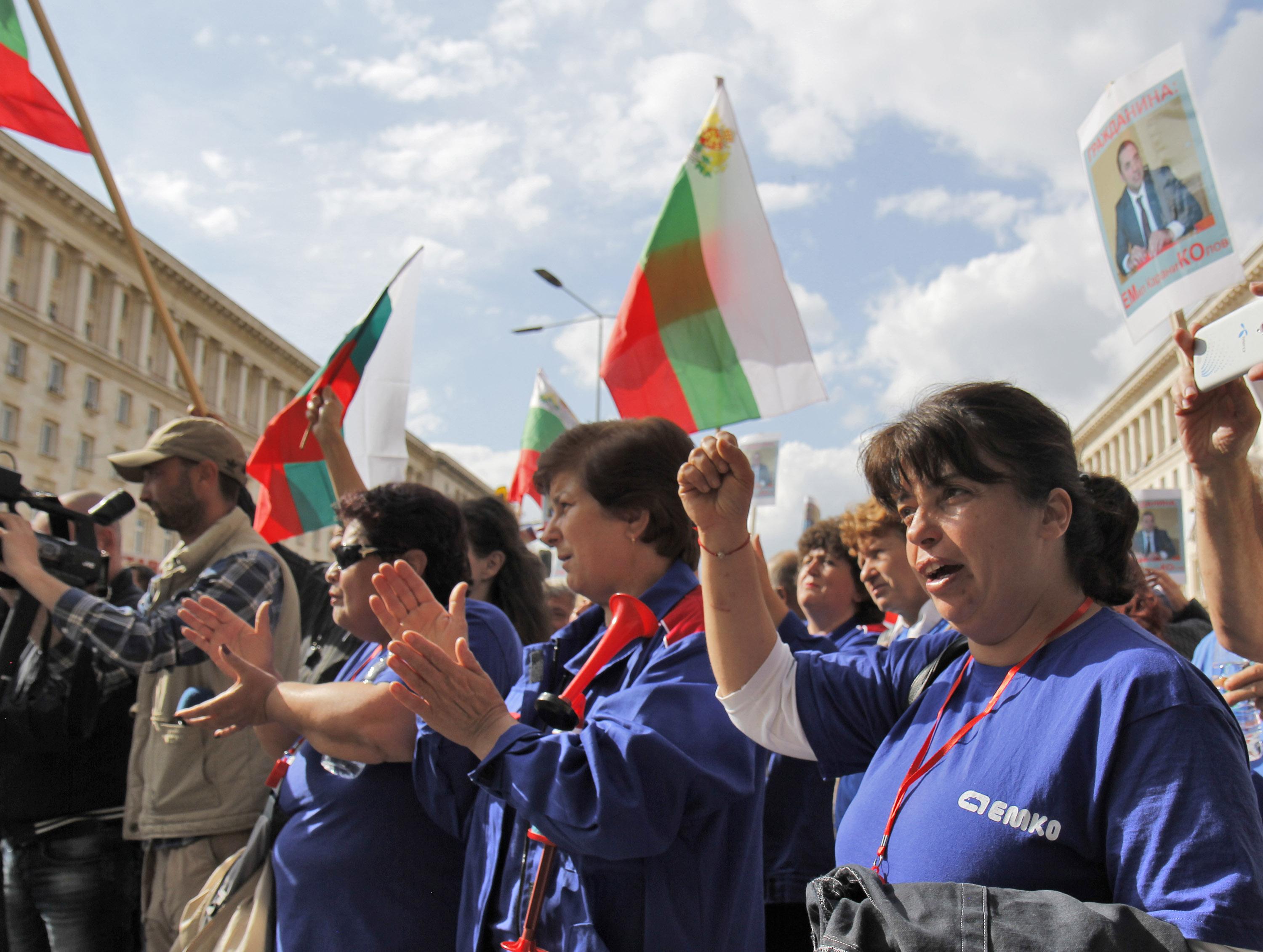 Работниците от ЕМКО и колегите им от ”Дунарит” излязоха отново на протест пред сградата на министерски съвет