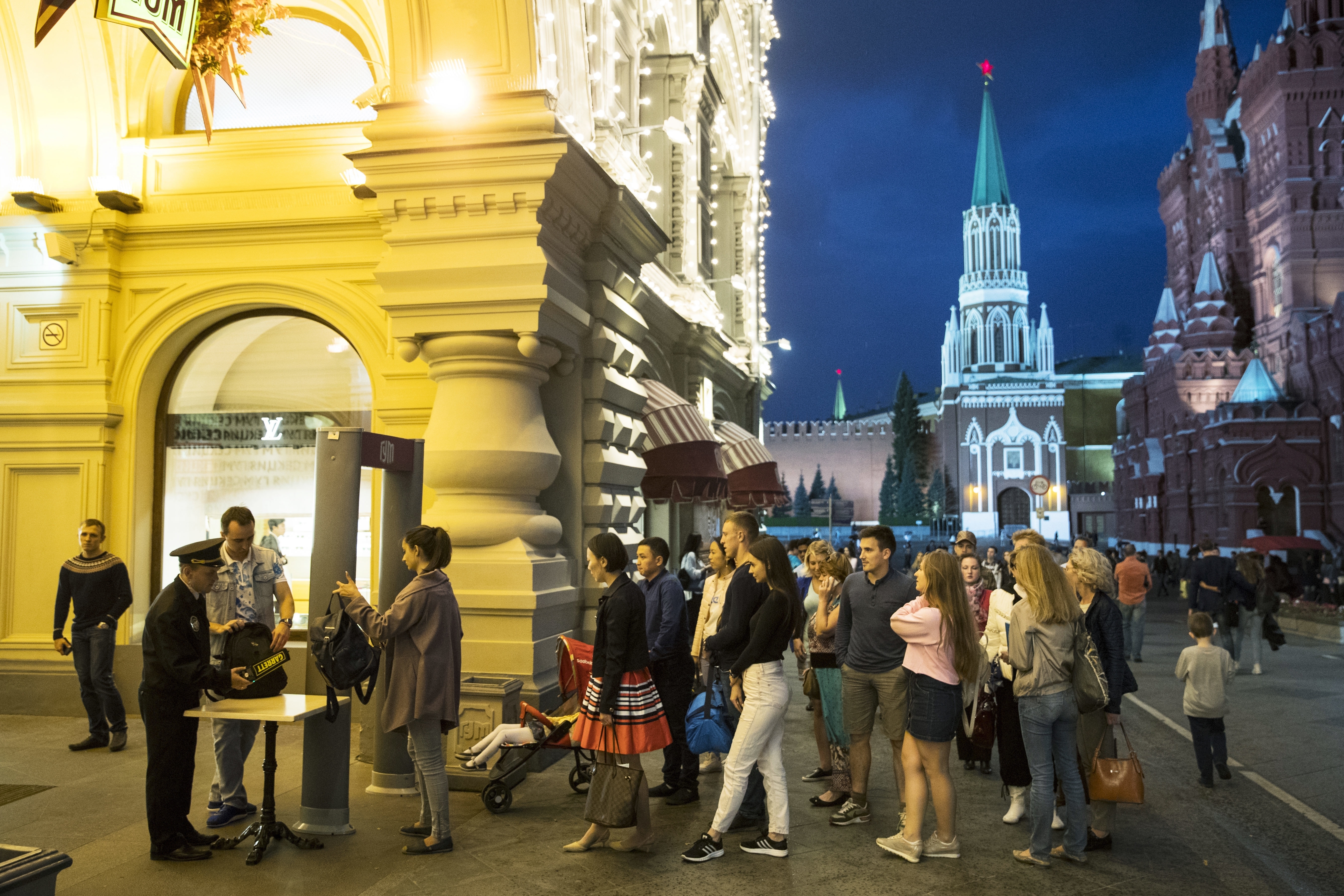 Службите за сигурност проверяват руски граждани на входа на големия магазин ГУМ в Москва