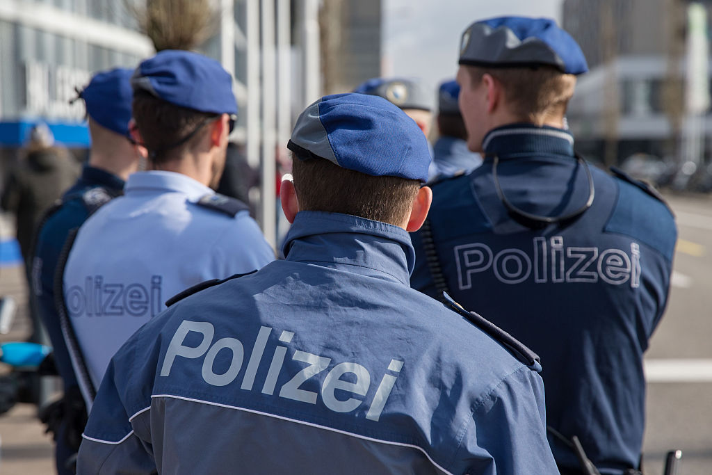Швейцарски полицаи са застреляли и ранили агресора