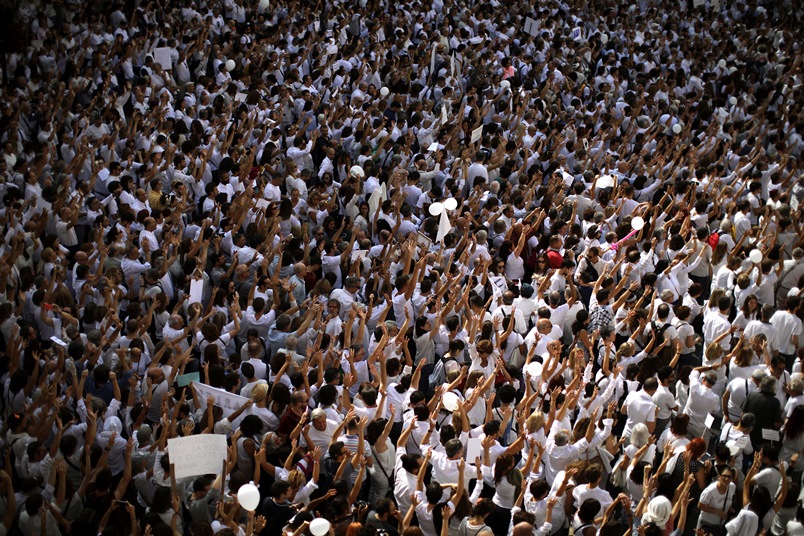 Облечени в бяло, като символ на мира - такива бяха протестиращите