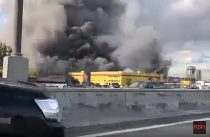 Страховит пожар в Москва, евакуирани са 3000 души (Видео)