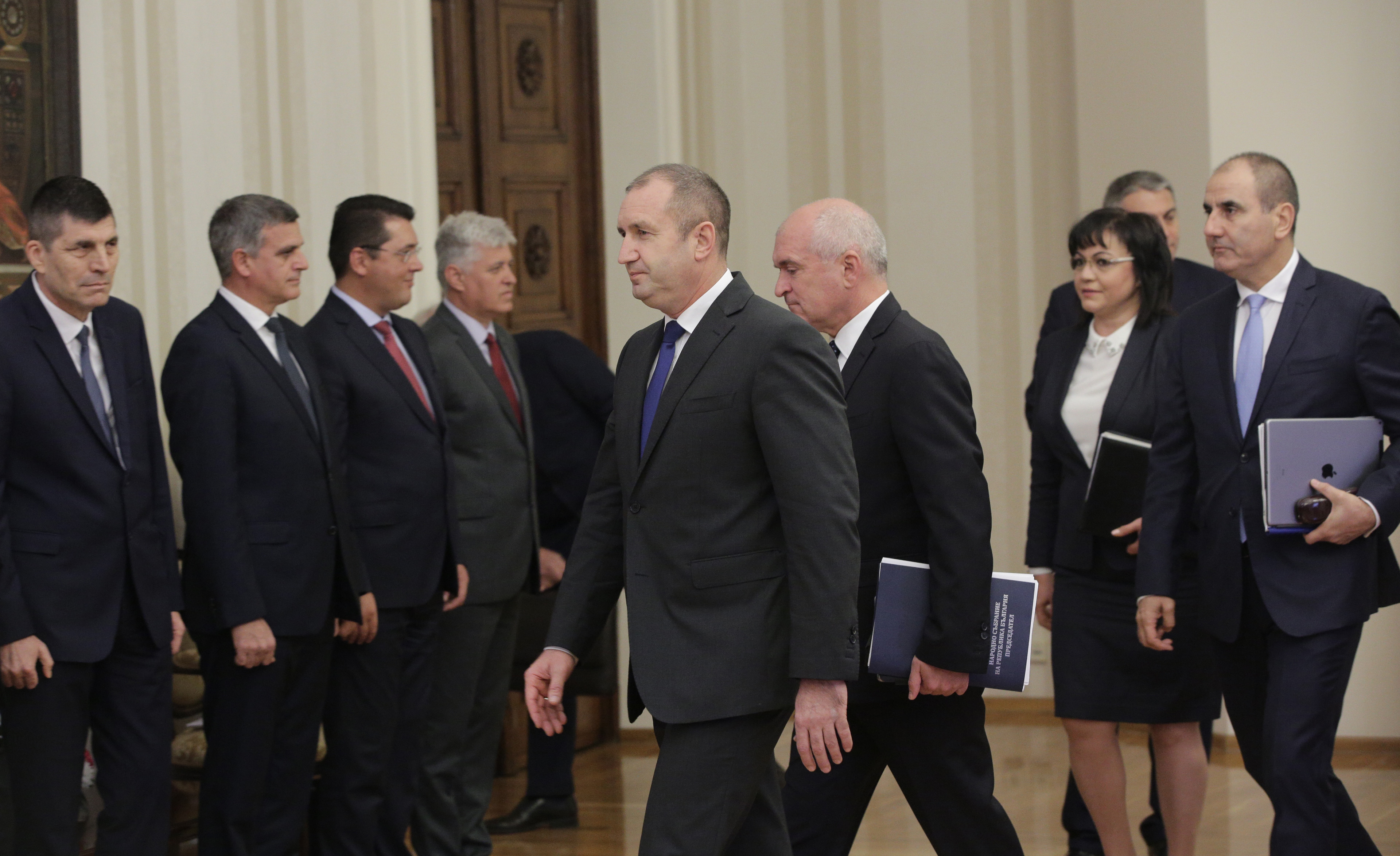 Президентът Румен Радев на влизане на заседанието
