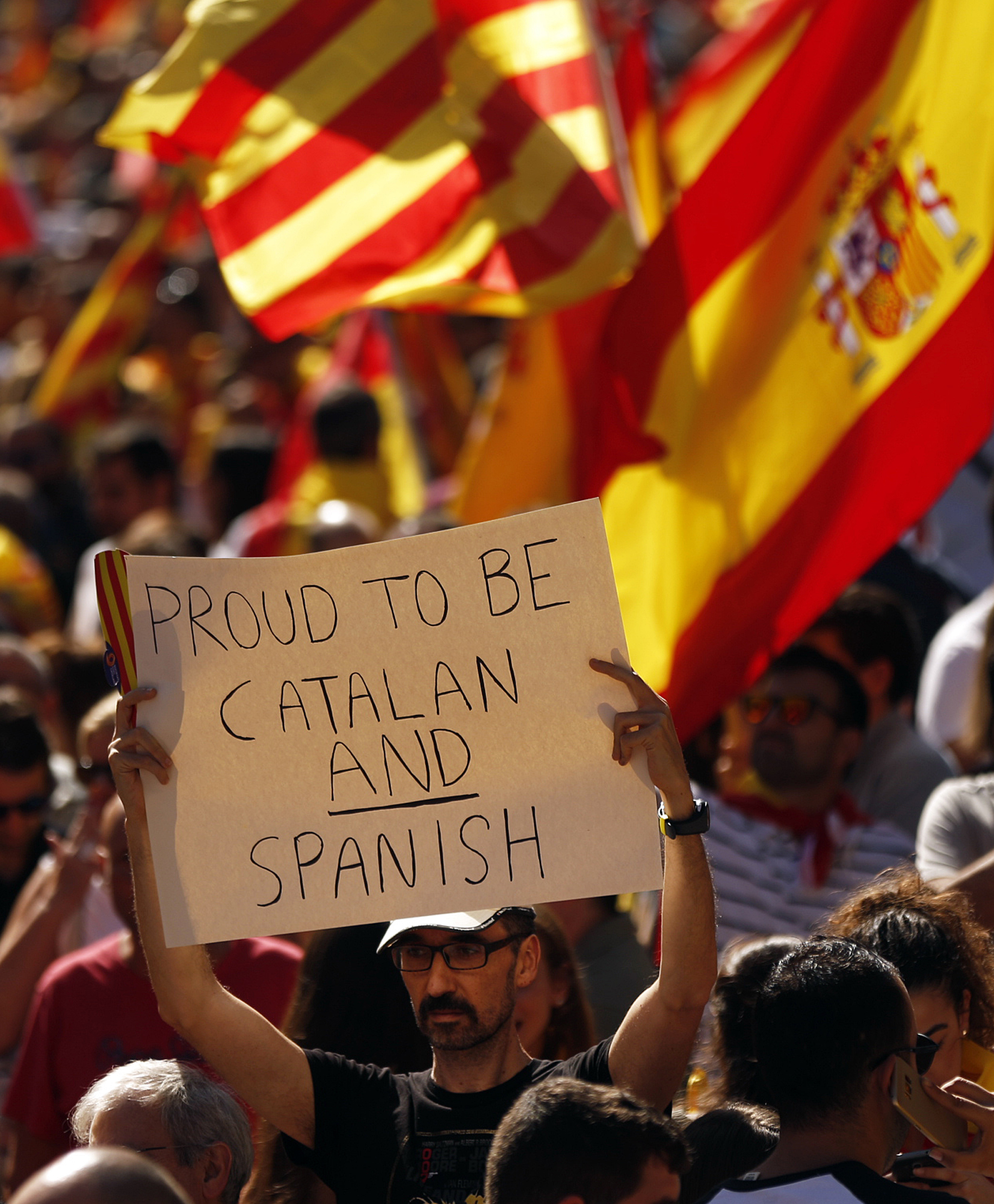 Протестиращ в Барселона приканва към диалог: Горд съм като каталунец и испанец