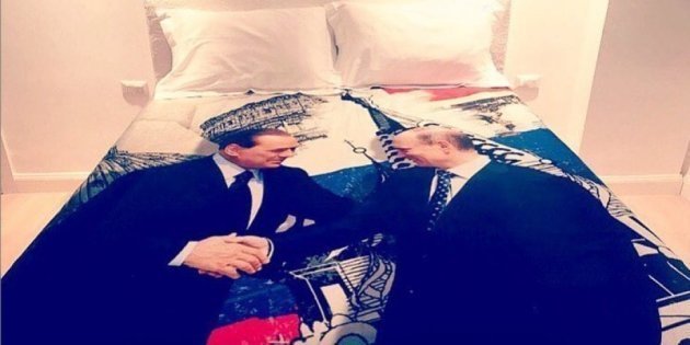 Берлускони подари на Путин завивка за легло със снимка на двамата