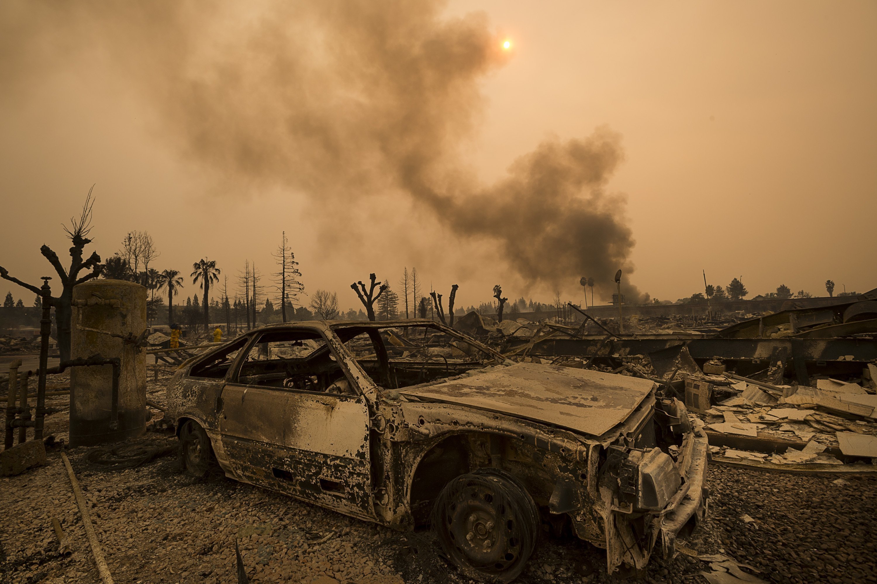 Дим се издига над опустошен от пожарите район в Калифорния