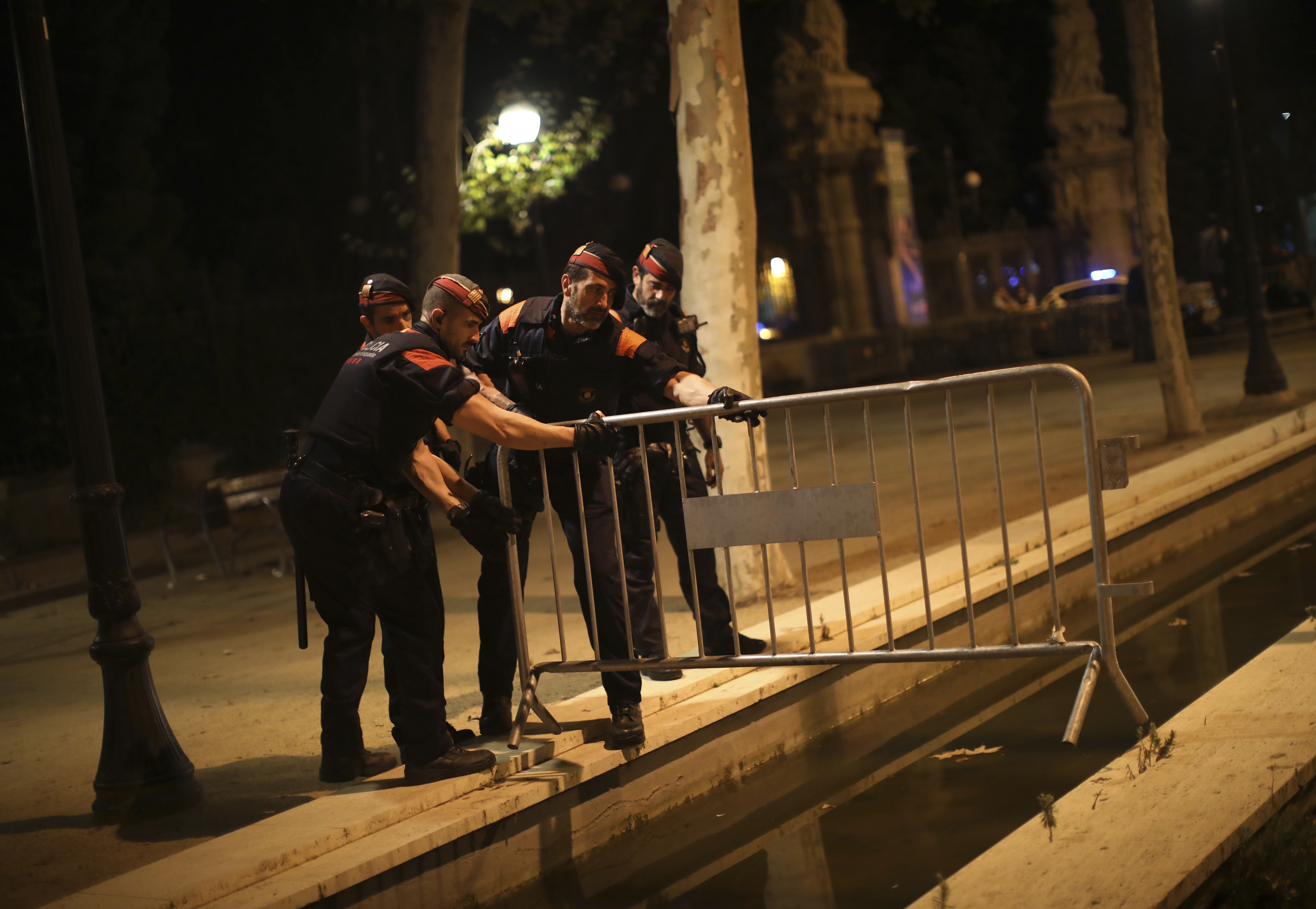 Испански полицаи слагат заграждения пред парламента на Каталуния в Барселона