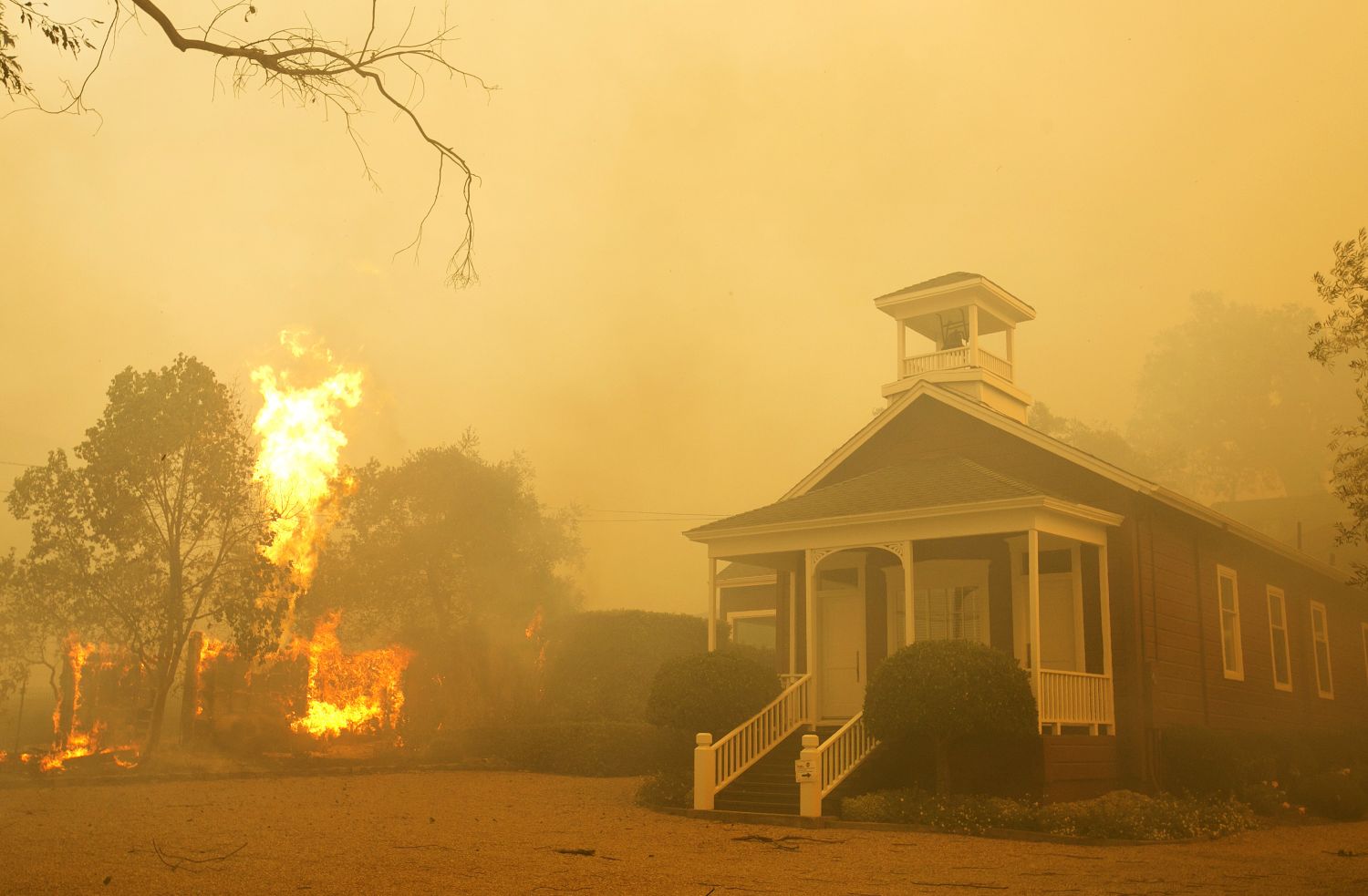 Домовете на десетки хора са застрашени от огъня