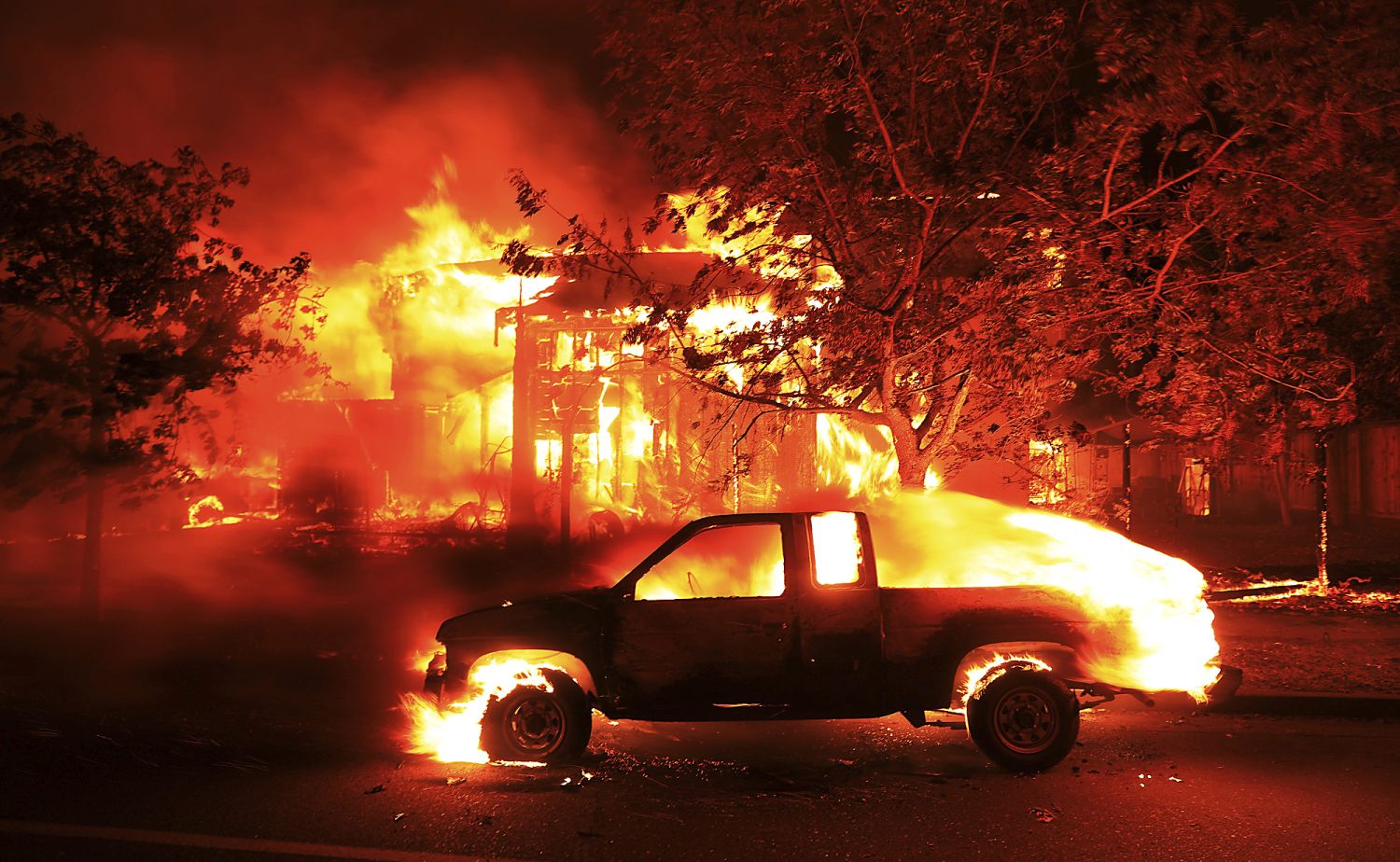 Пожарите в Калифорния изпепелиха къщи и коли