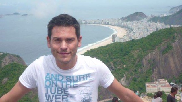 Измникът във Фейсбук Александър Николов се представя за 35-годишен, успял, пътуващ по света