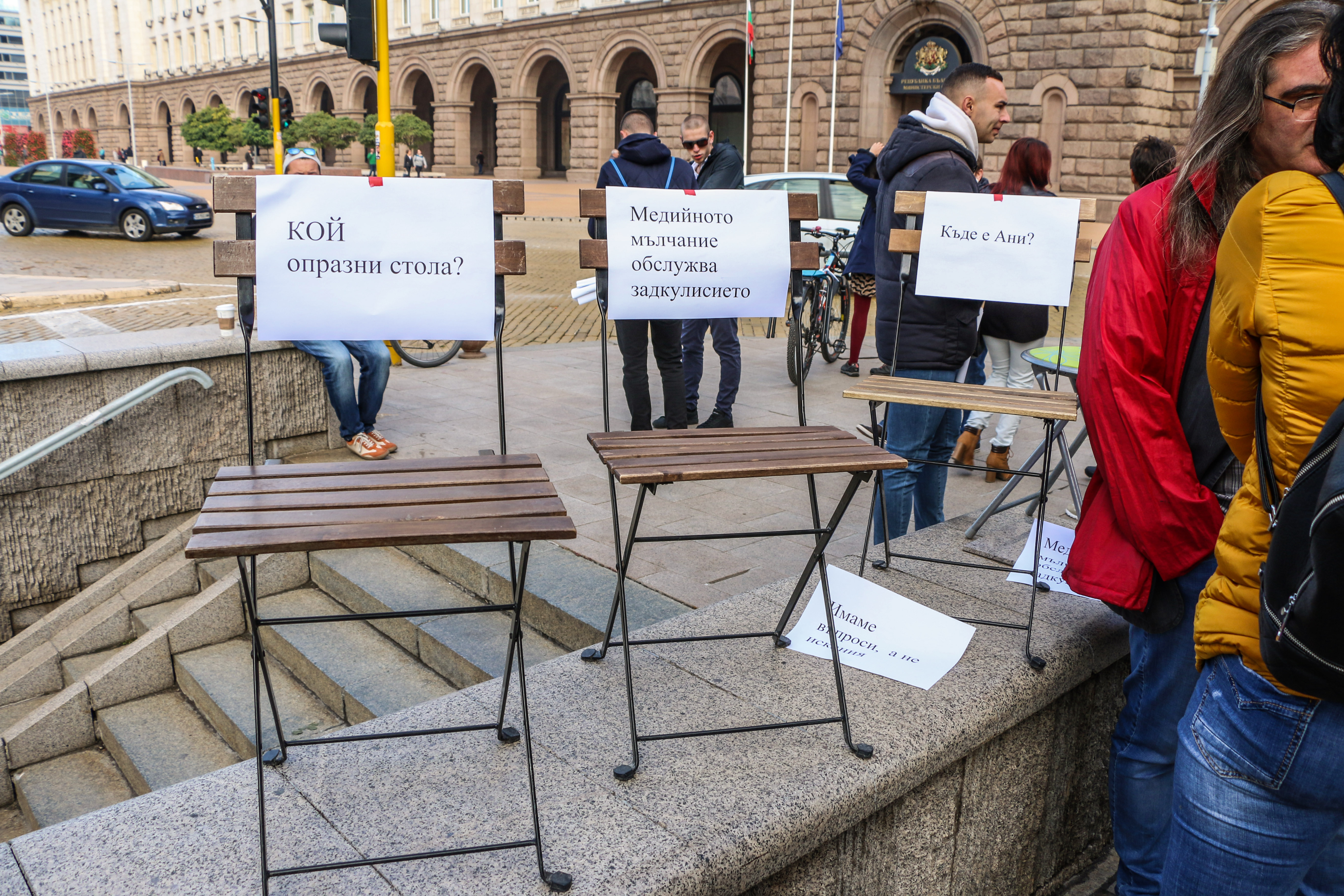 Журналисти протестираха с празни столове пред МС (снимки)
