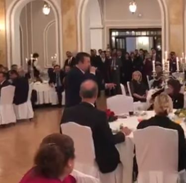Ивица Дачич пее ”Осман ага” на турски пред Ердоган (видео)