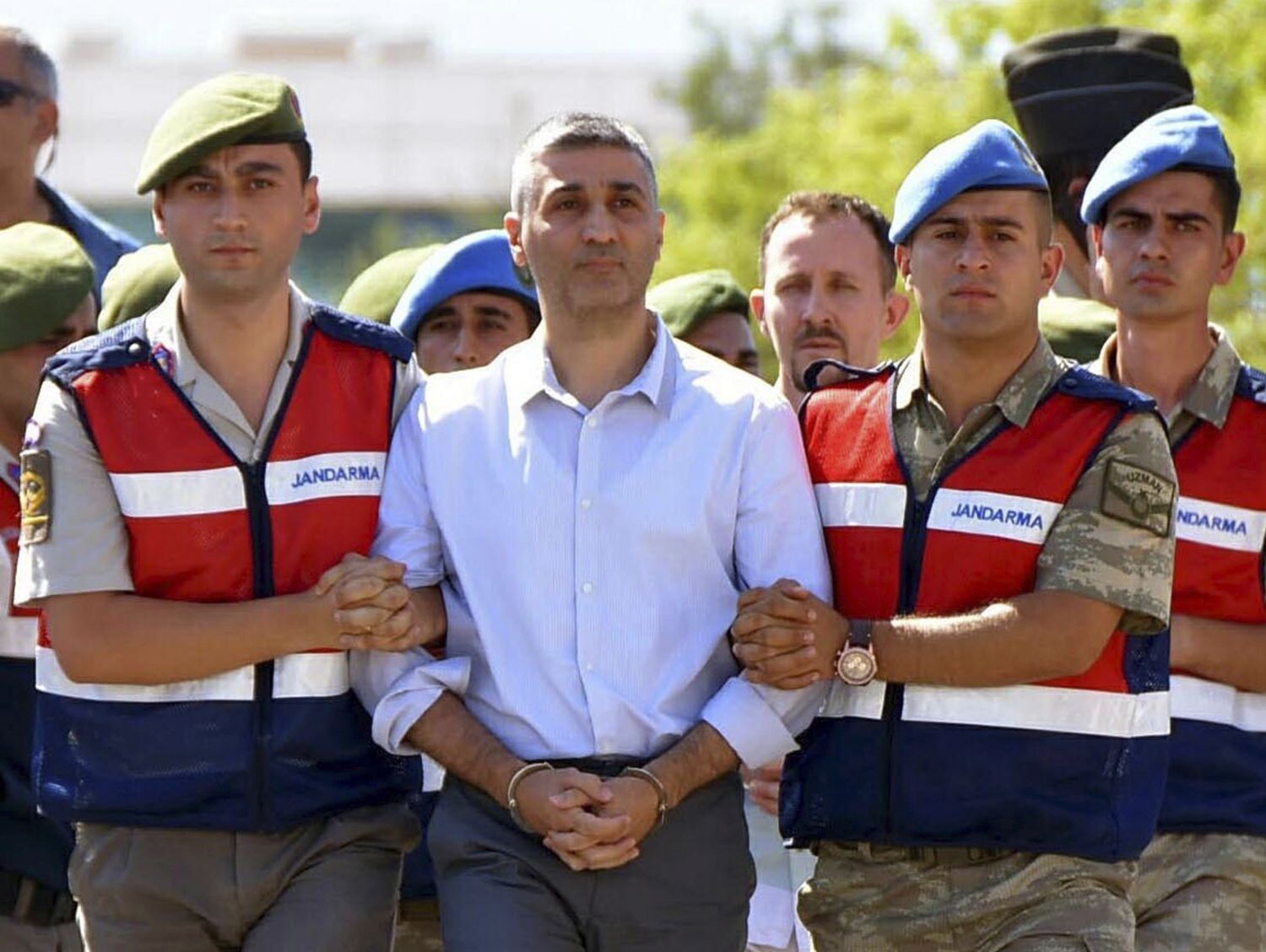 Доживотен затвор за 7 военни за опита за преврат в Турция