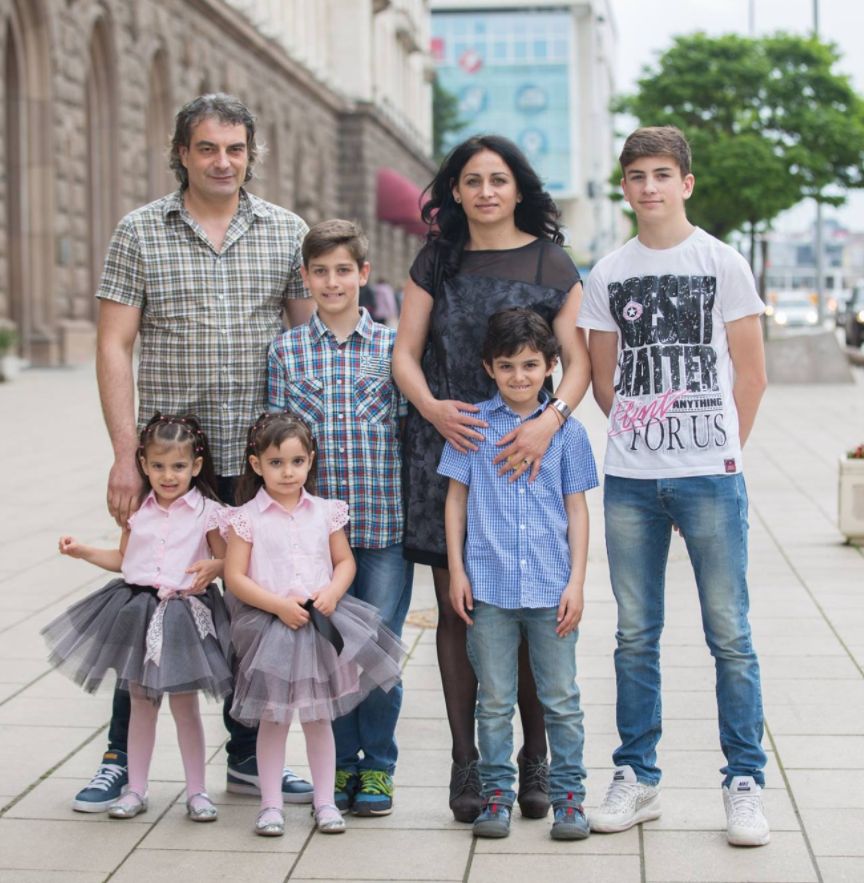 Велка, съпругът й Красимир и петте им деца -  Антонио, Мартин, Цвети и близначките Анита и Сиана