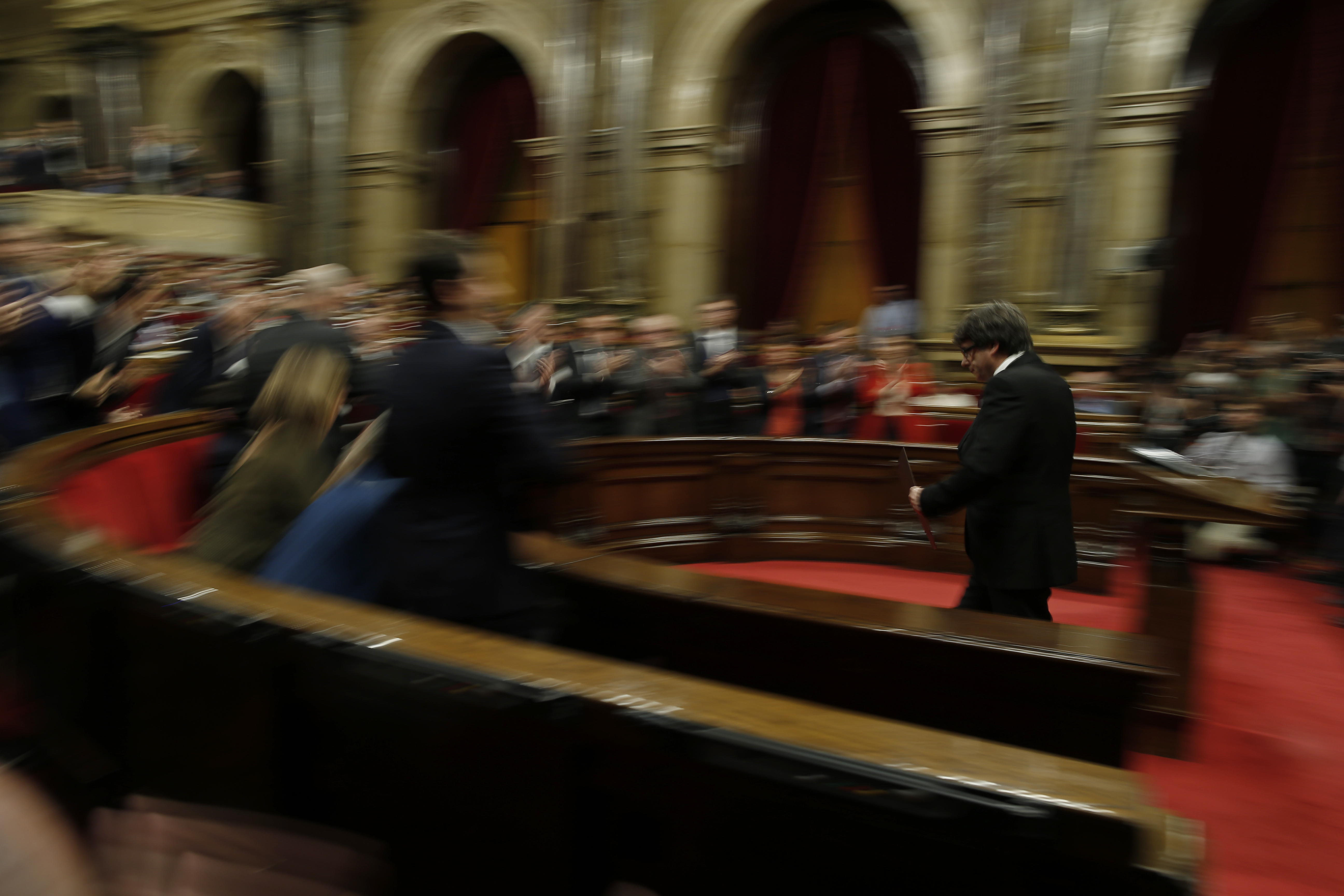 Карлес Пучдемон е аплодиран след речта в каталунския парламент, в която обяви подписването на декларация за независимост на Ката