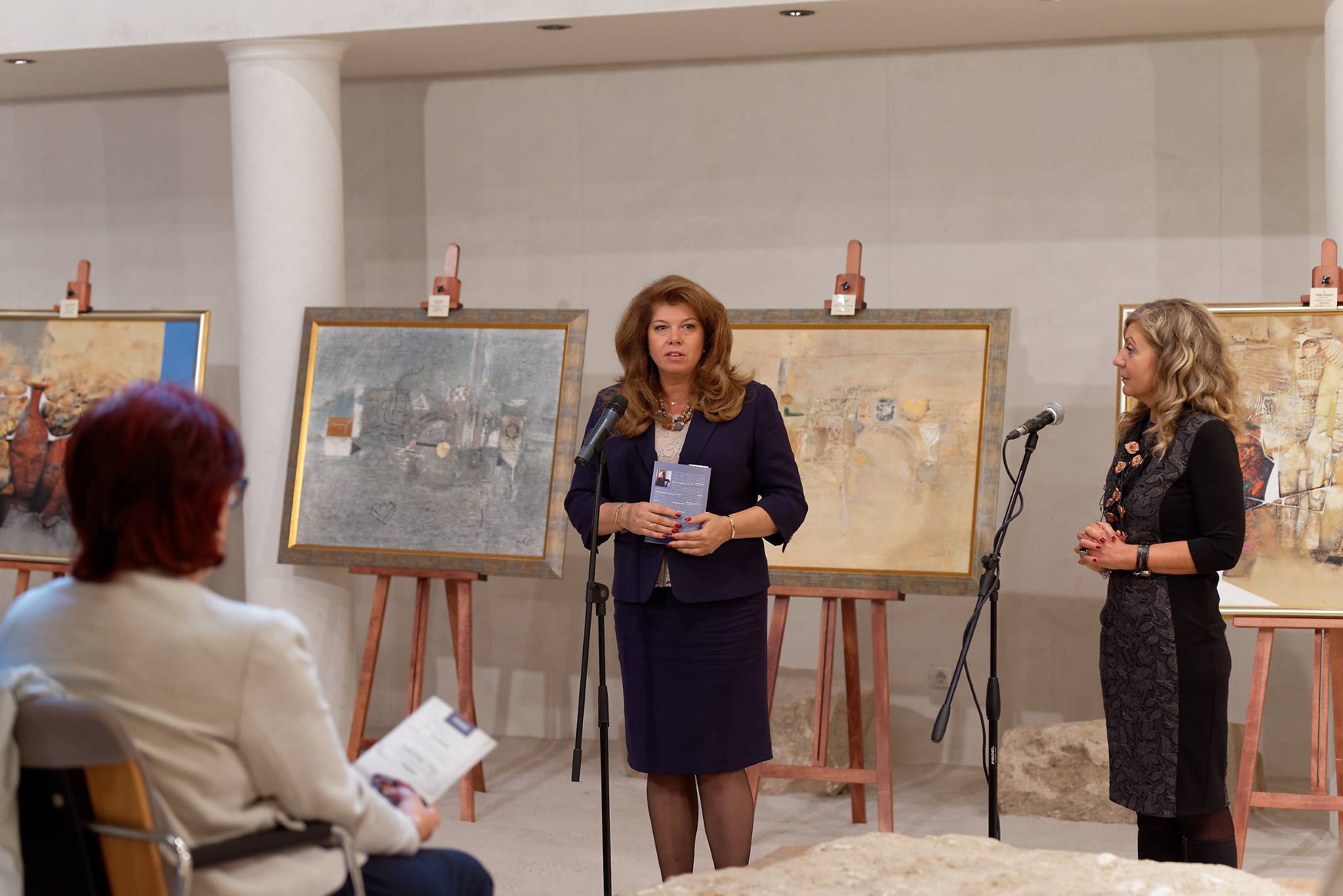Вицепрезидентът Илияна Йотова на премиерата на ”Смесеният език на виенските българи”