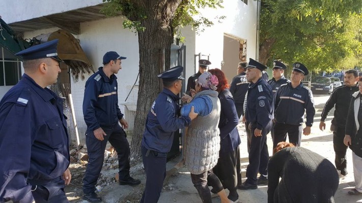 Десетки полицаи охраняват акцията по събарянето