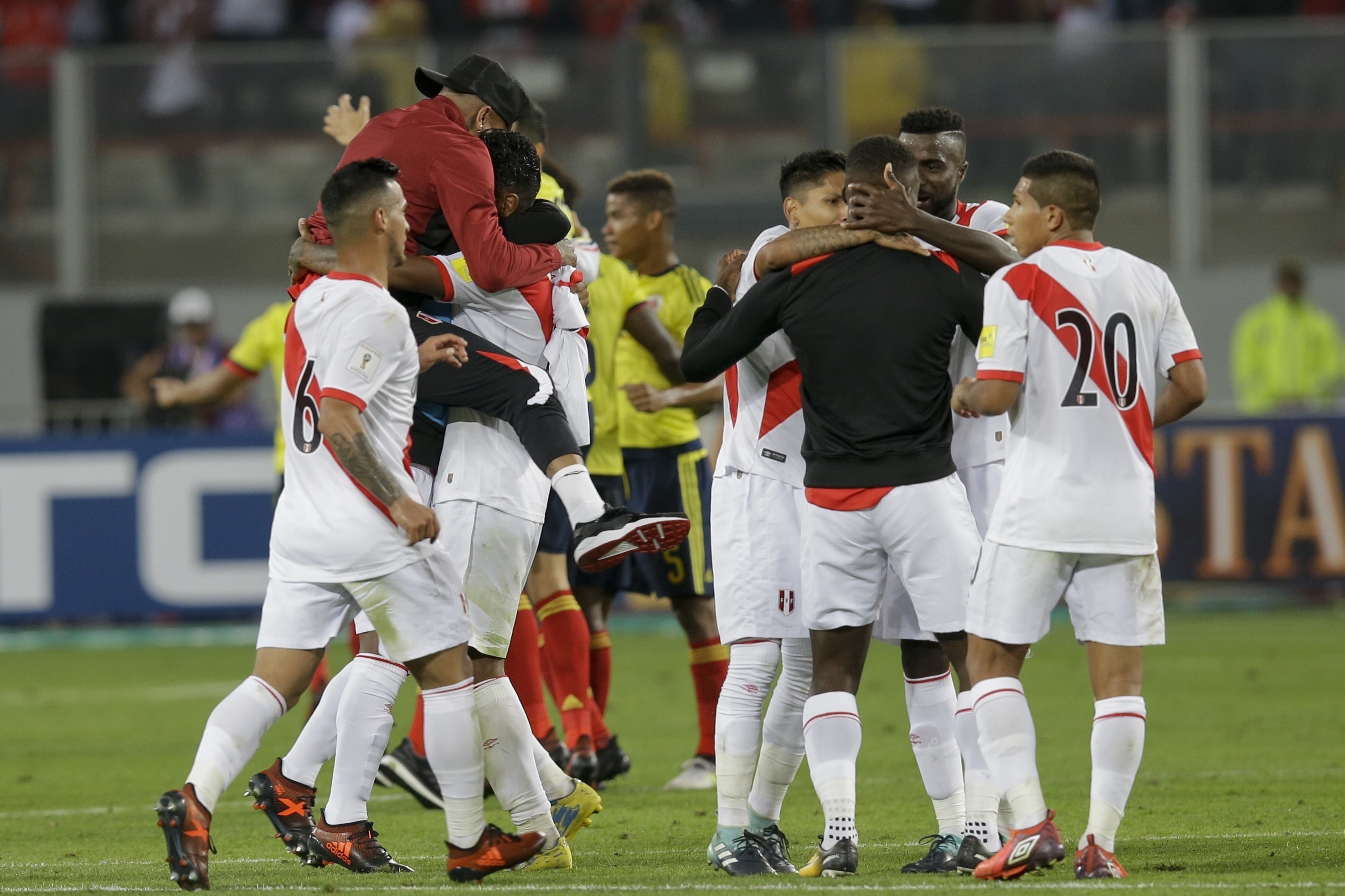Играчите на Колумбия и Перу ликуват