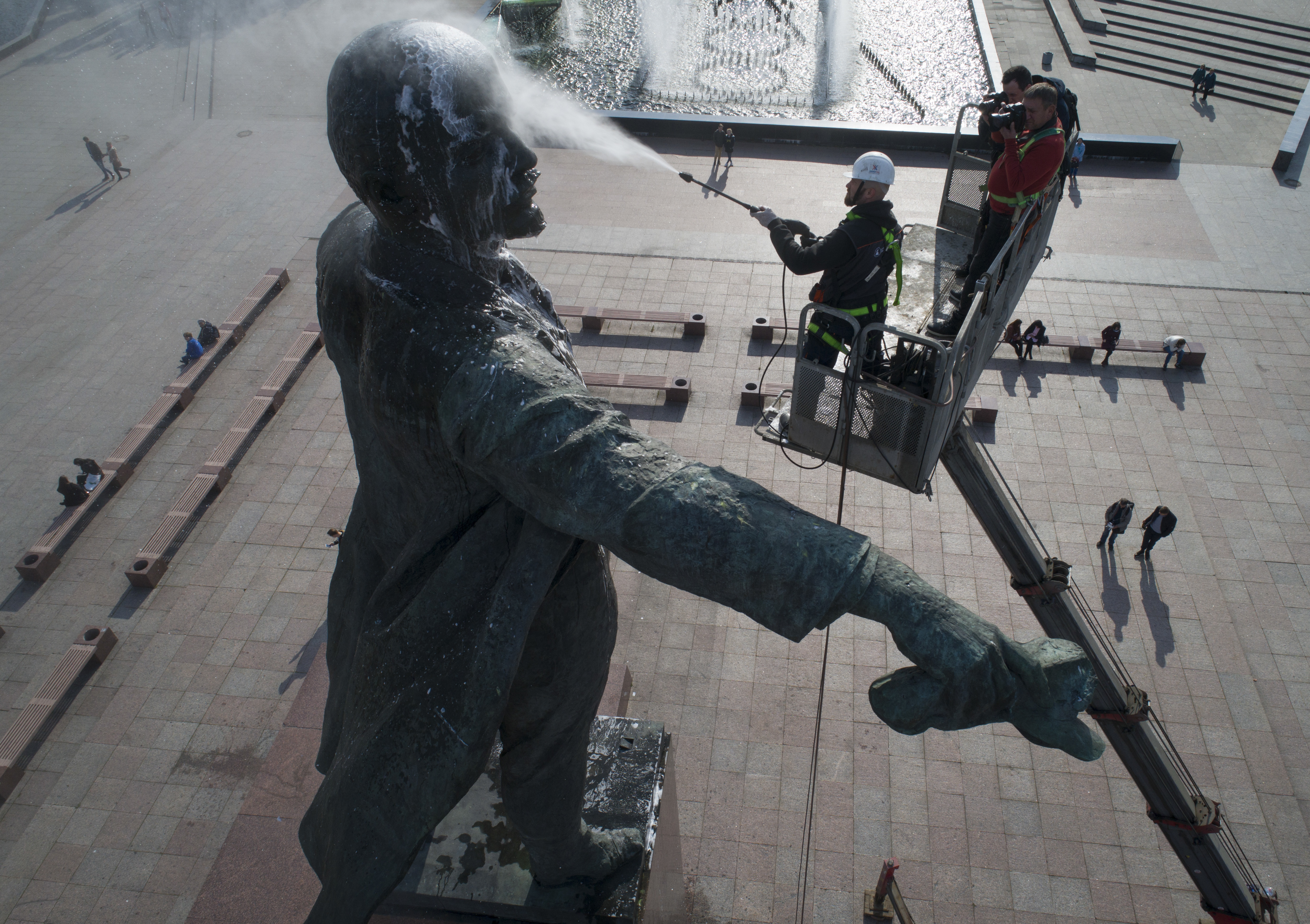53% от руснаците симпатизират на основателя на Съветския съюз Владимир Илич Ленин, чиято статуя работник мие в Санкт Петербург