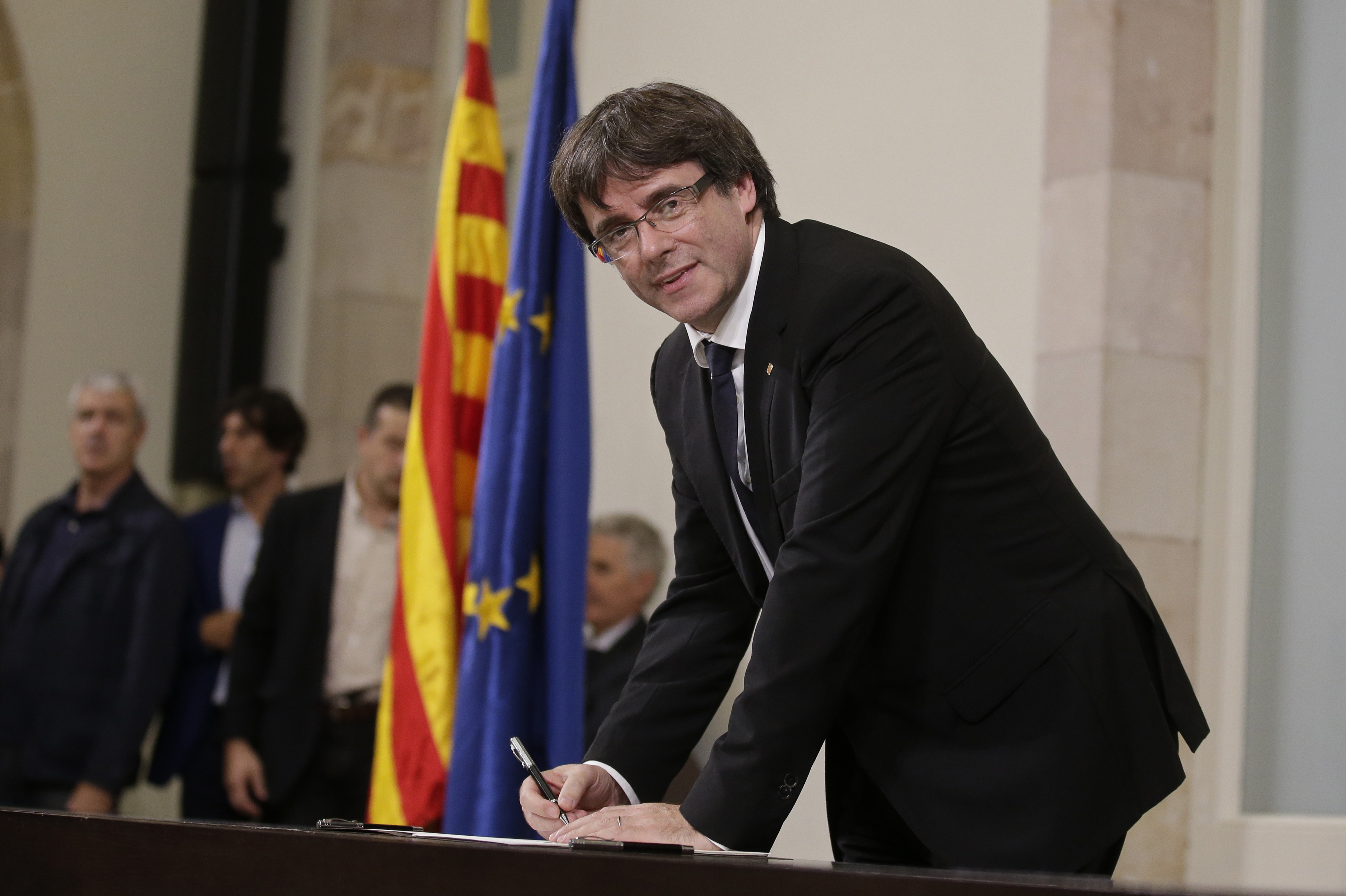 Карлос Пучдемон подписва декларацията за независимост на Каталуния, като така се съобрази с волята на народа