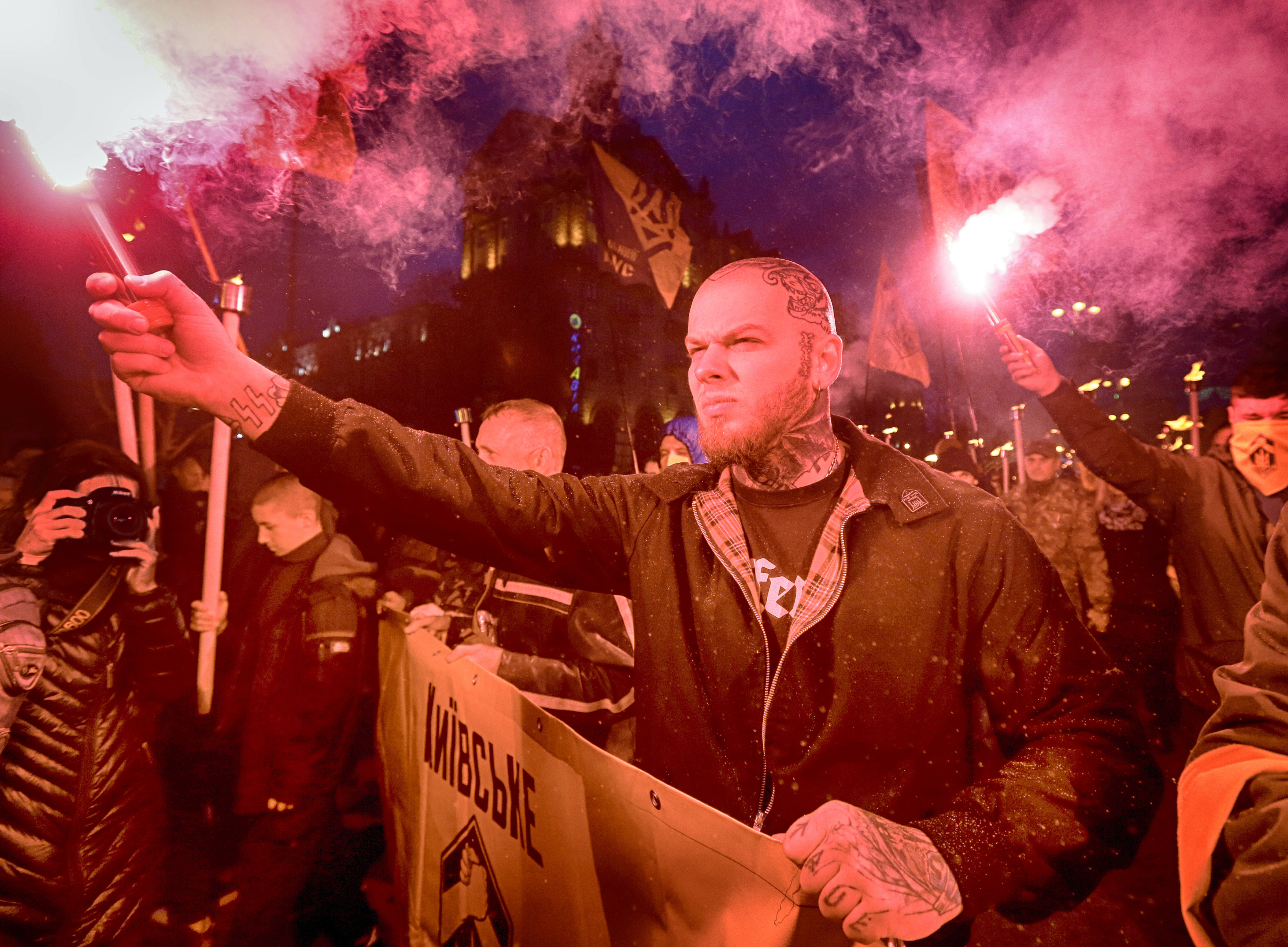 Факелно шествие на националисти в Киев охули Порошенко