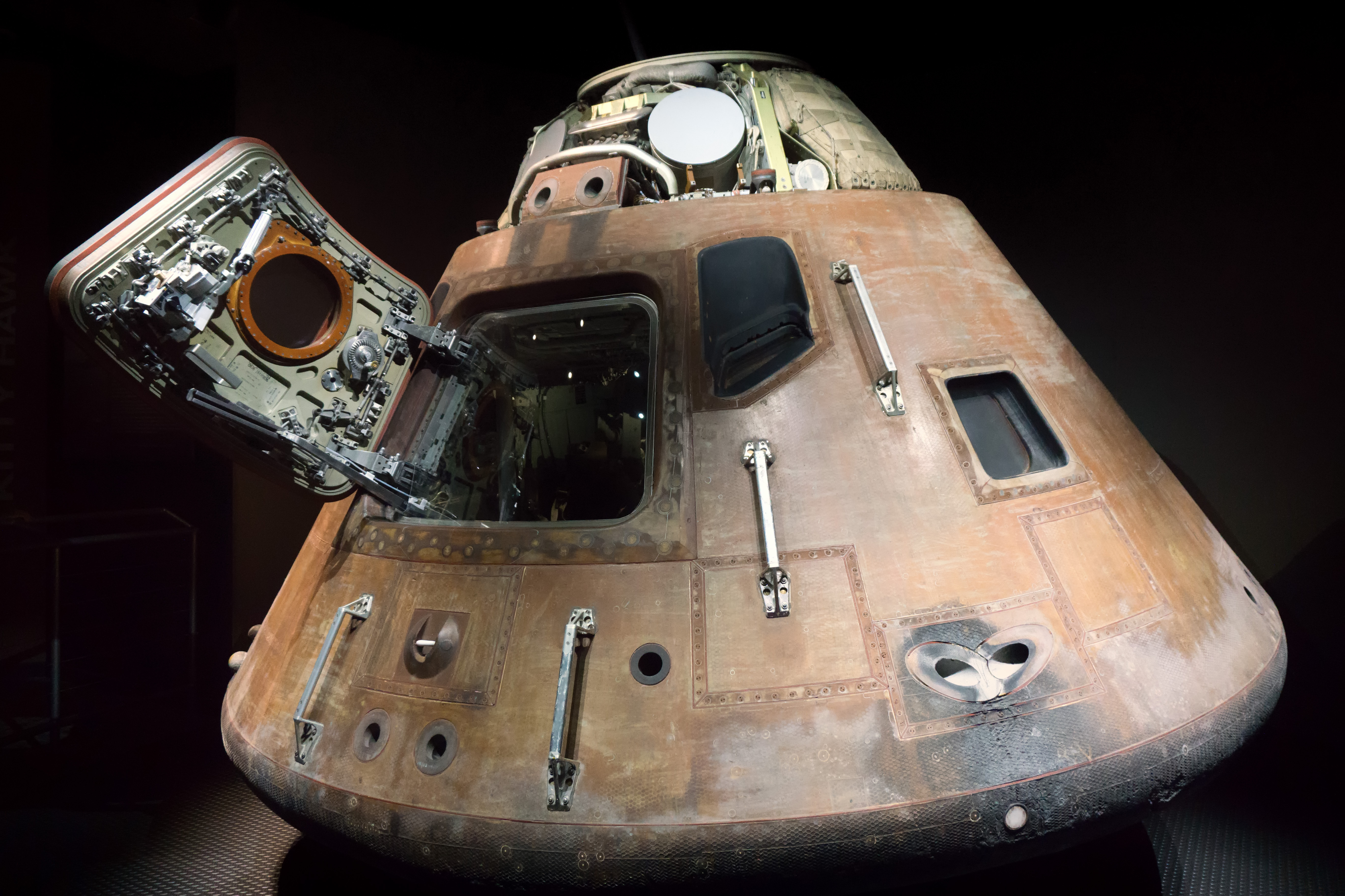 Капсула на кораб за серията ”Аполо” е изложена в Космическия център ”Кенеди” в Орландо, Флорида