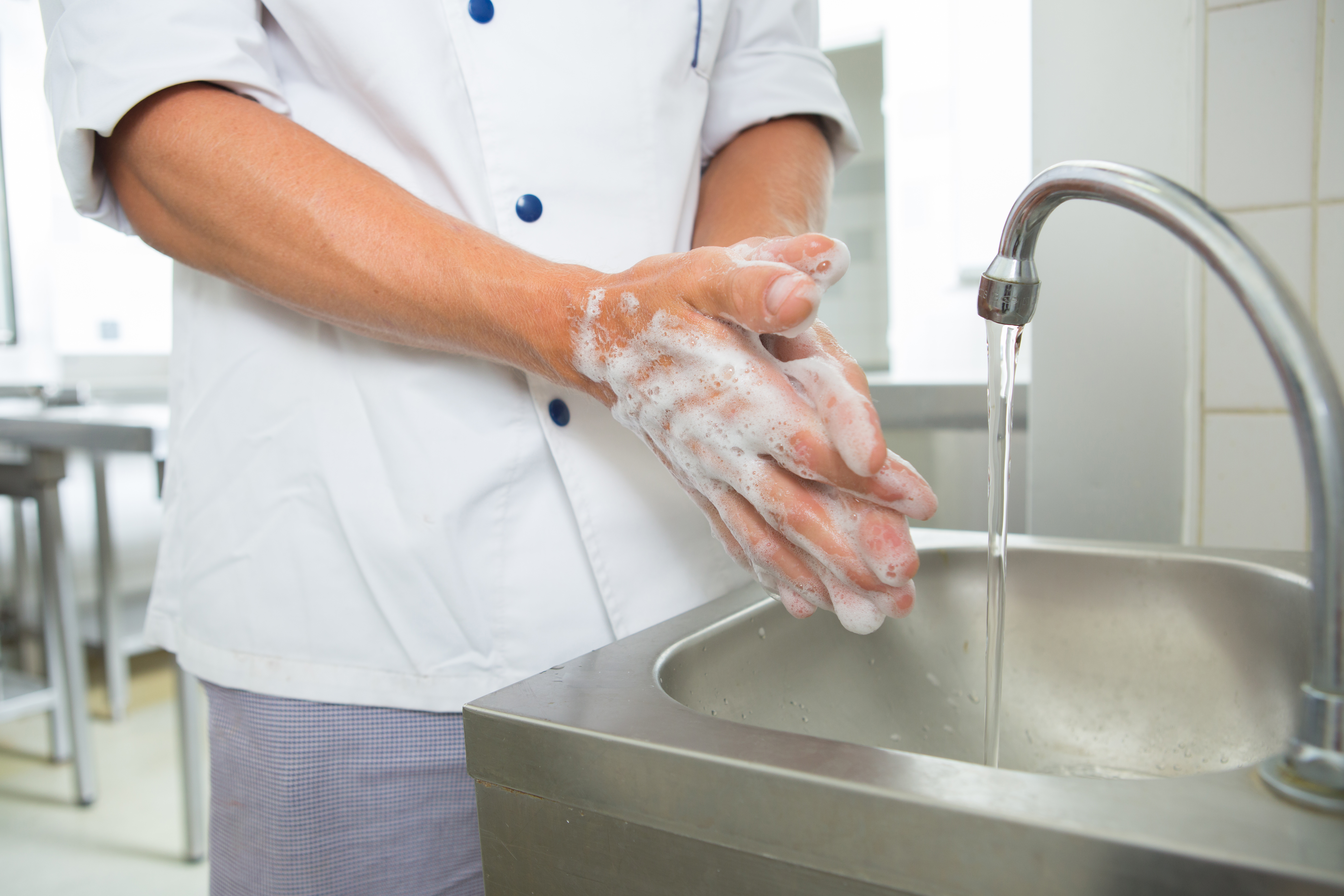 Мийте ръцете си минимум 20 секунди, може и със студена вода