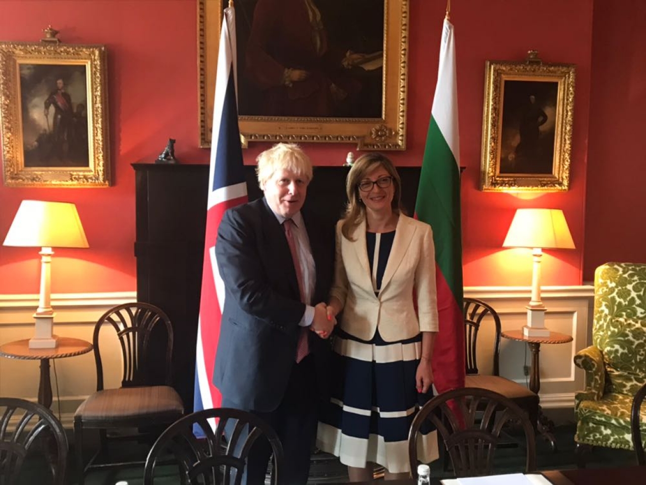 Въмншните министри Борис Джонсън и Екатерина Захариева на срещата им в Лондон