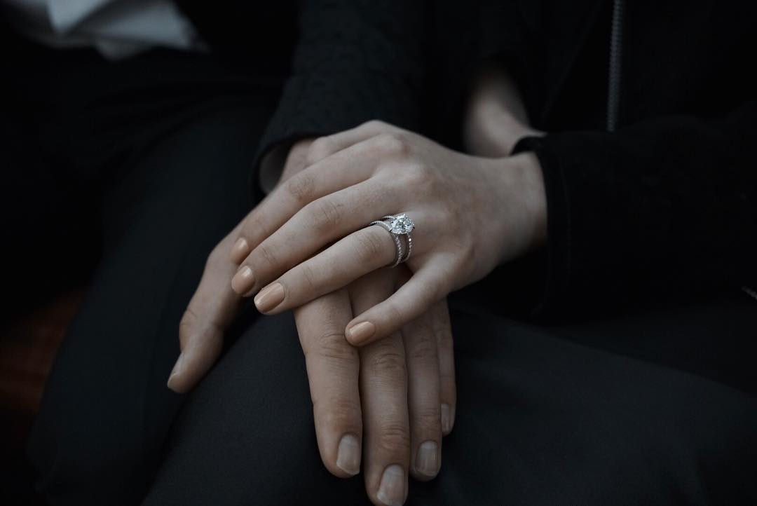 Ръцете на Софи Търнър и Джо Джонас след годежа