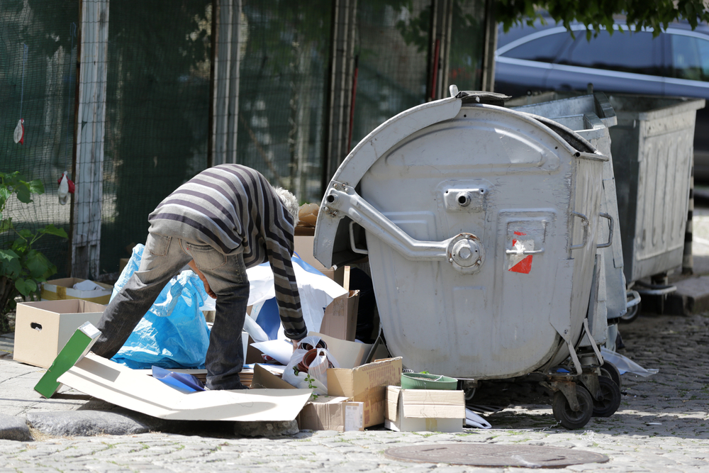България - лидер  по  бедност в ЕС. На снимката: клошар събира картон в София.
