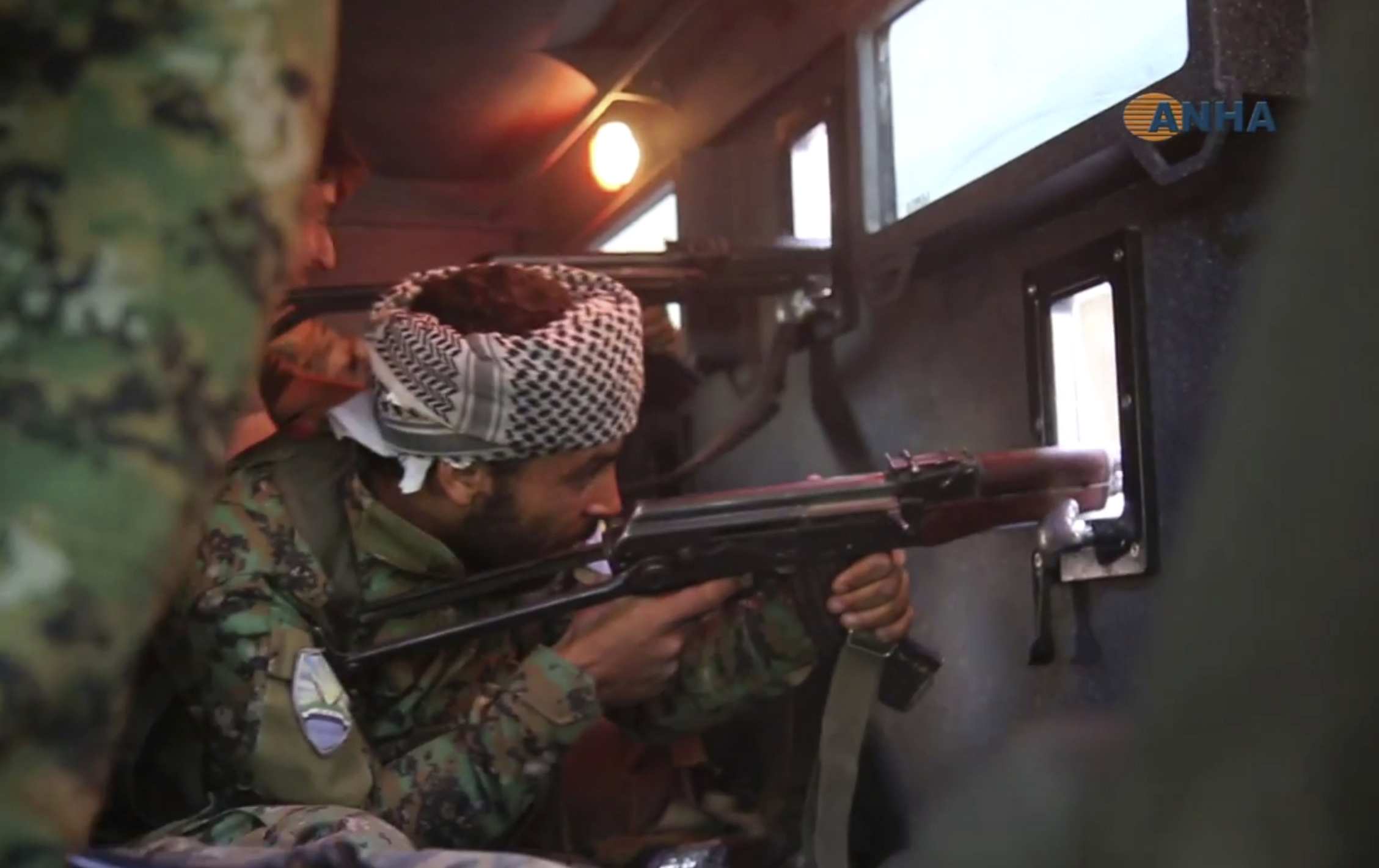 Кюрдски боец от Сирийските демократични сили обстрелва позиции на джихадистите в Ракка