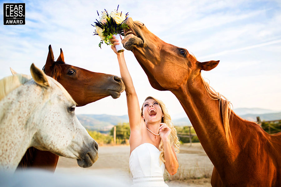 Игривите сватбени снимки, които трябва да видите