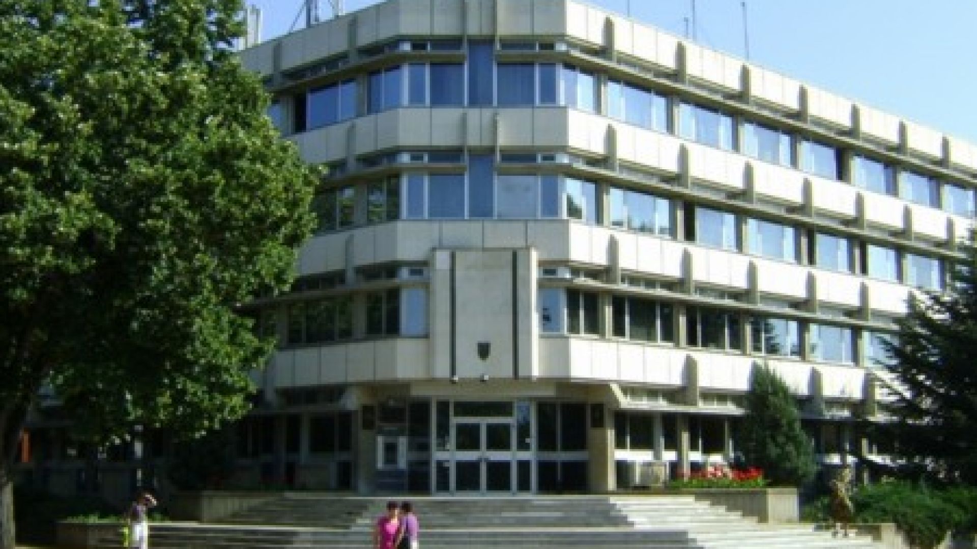 Двама души които са пили от отровената с пестициди вода