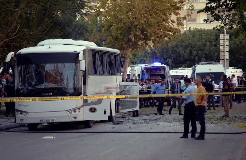 Осемнайсет ранени при атентат срещу автобус