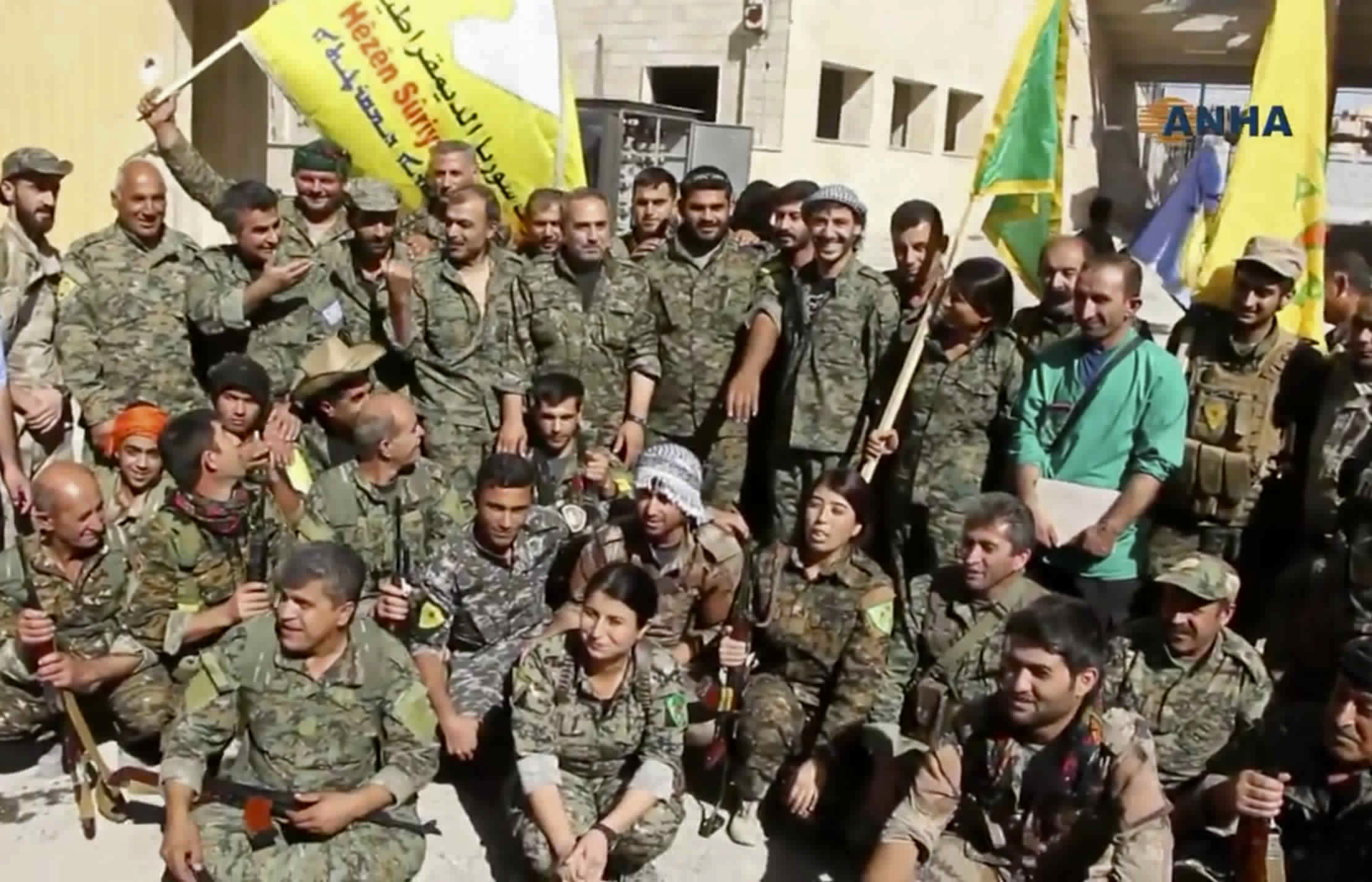 Военни от Сирийските демократични сили след превземането на Ракка