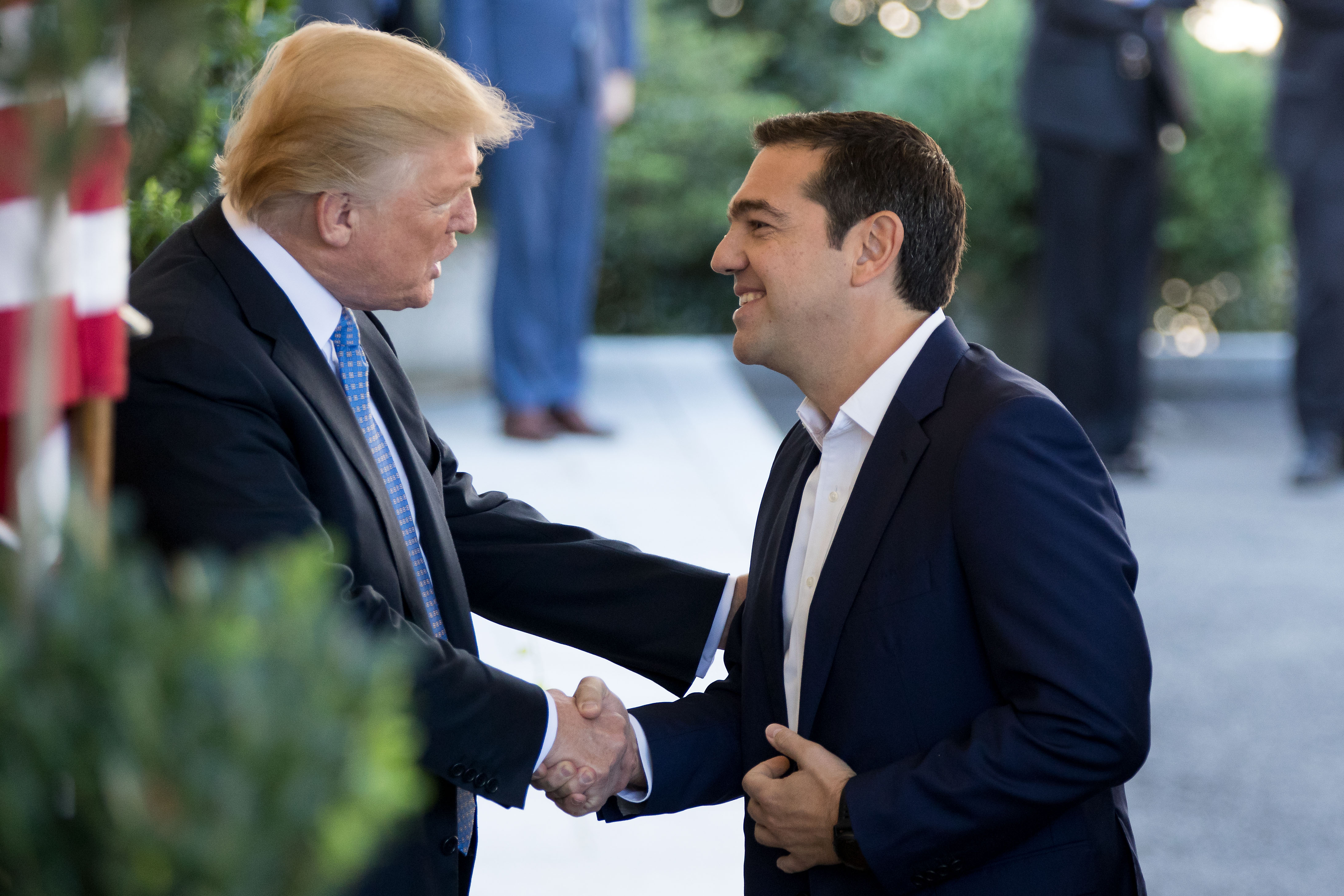 Според гръцко издание, Ципрас се явил пред Тръмп като ”беден роднина”