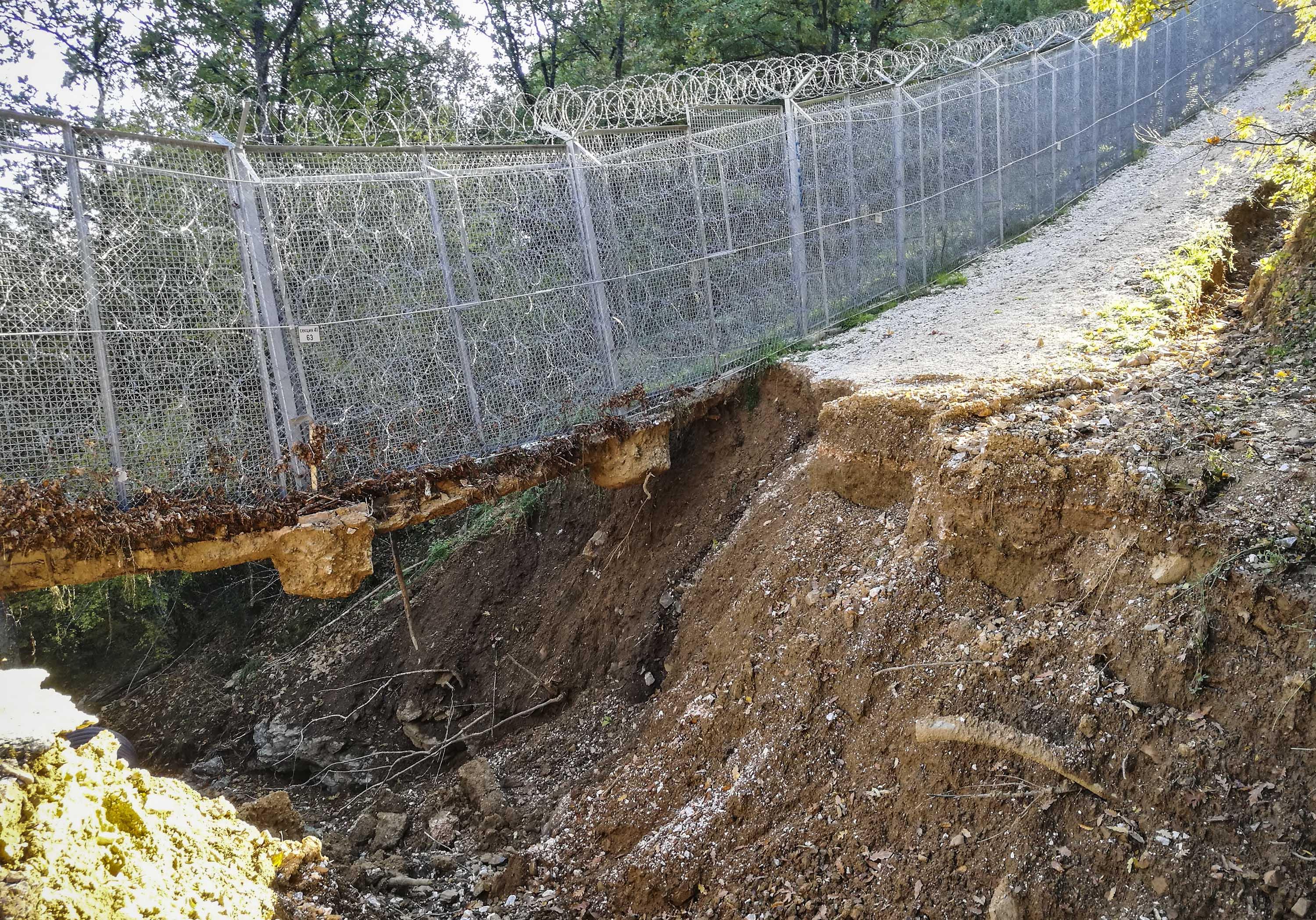 Ремонтират оградата по границата, отнесена от порои