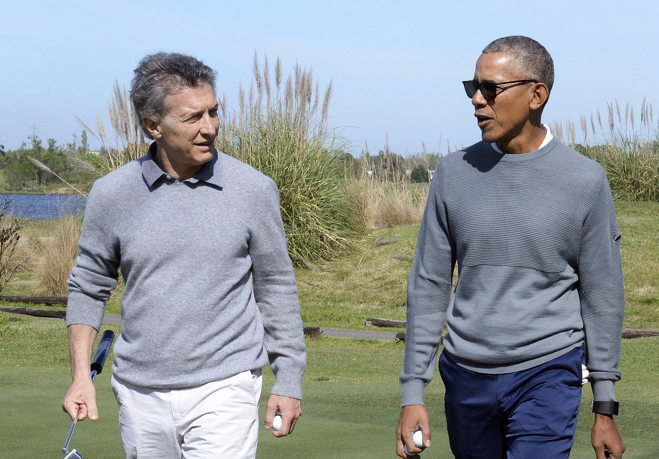 Бившият президент на САЩ Барак Обама беседва с президента на Аржентина Маурицио Макри по време на игра на голф