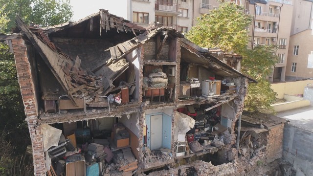 Срути се къща в центъра на София