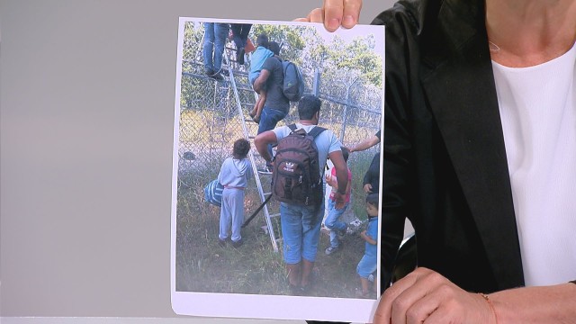Йончева показа снимка как мигранти прескачат оградата